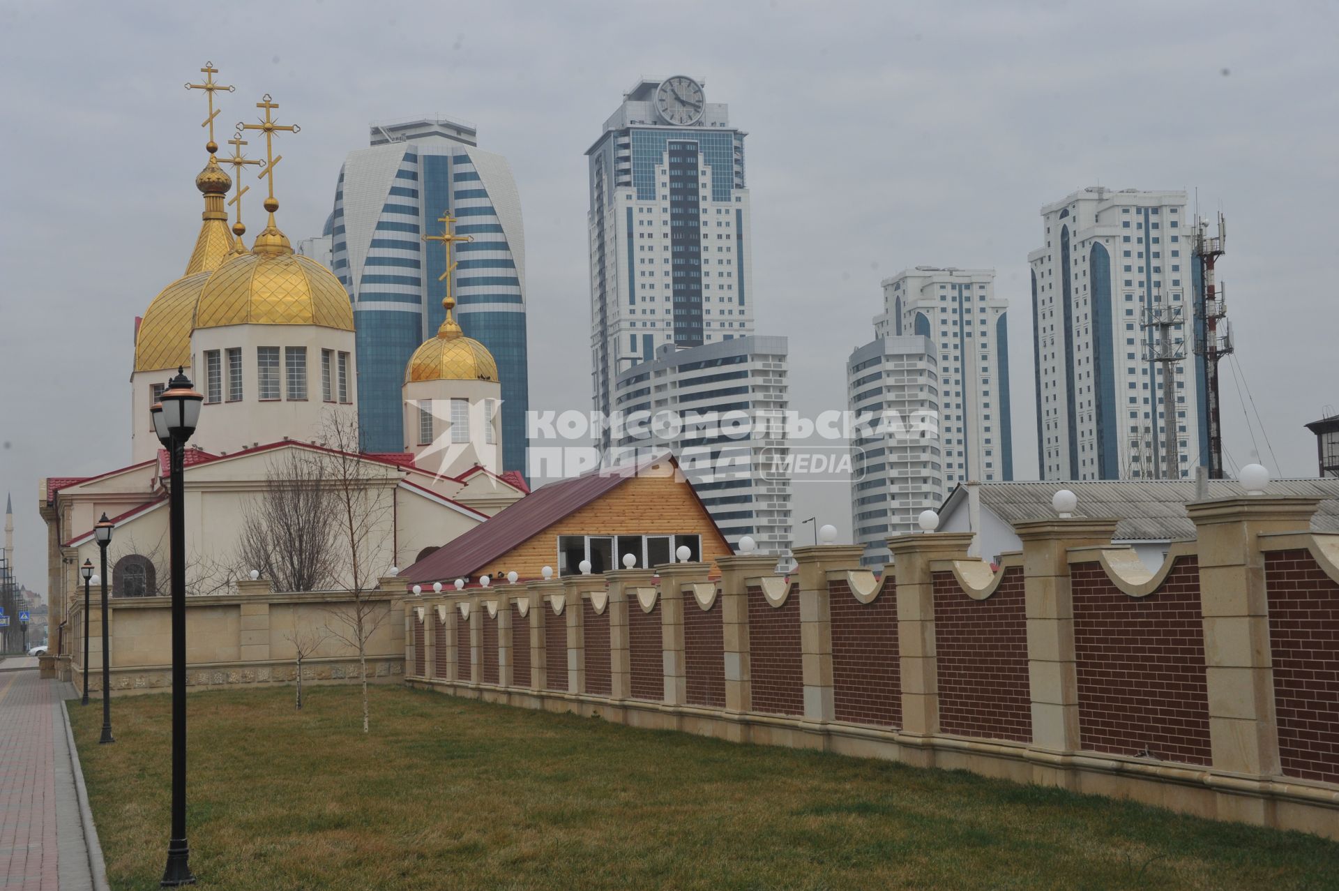 Грозный. На снимке: православный храм. Комплекс `Грозный-Сити` Башня `Олимп` (с часами).