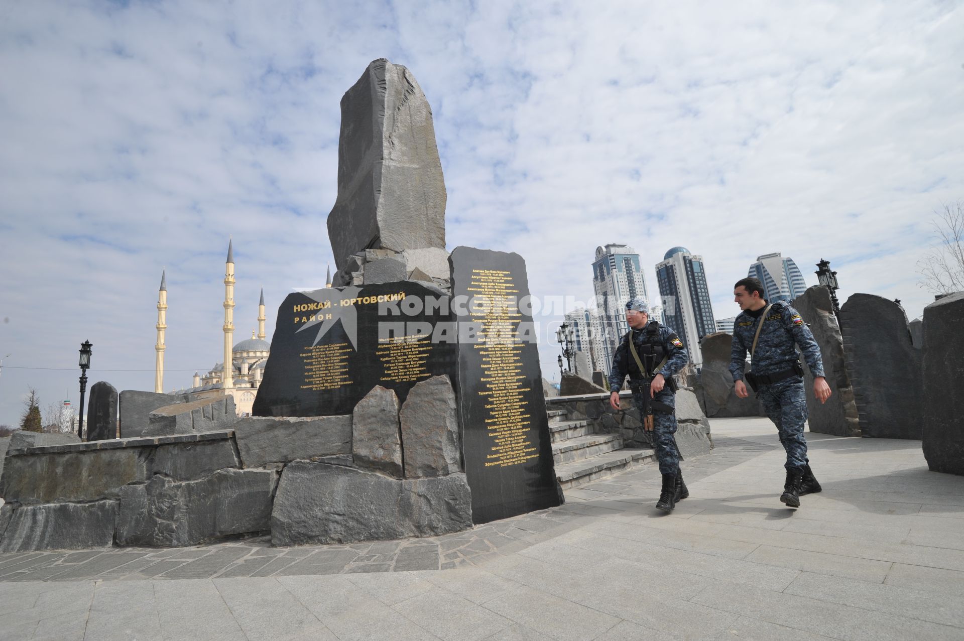 Грозный. На снимке: мемориал памяти погибших в борьбе с международным терроризмом на площади Ахмата Кадырова. На втором плане слева - центральная мечеть `Сердце Чечни`имени Ахмата-хаджи Кадырова и справа комплекс `Грозный-Сити`.