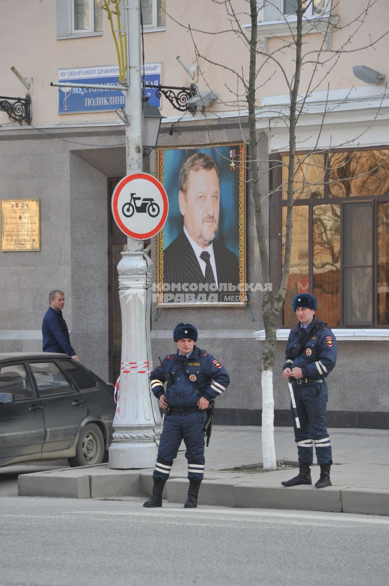 Грозный. На снимке: сотрудники ДПС.