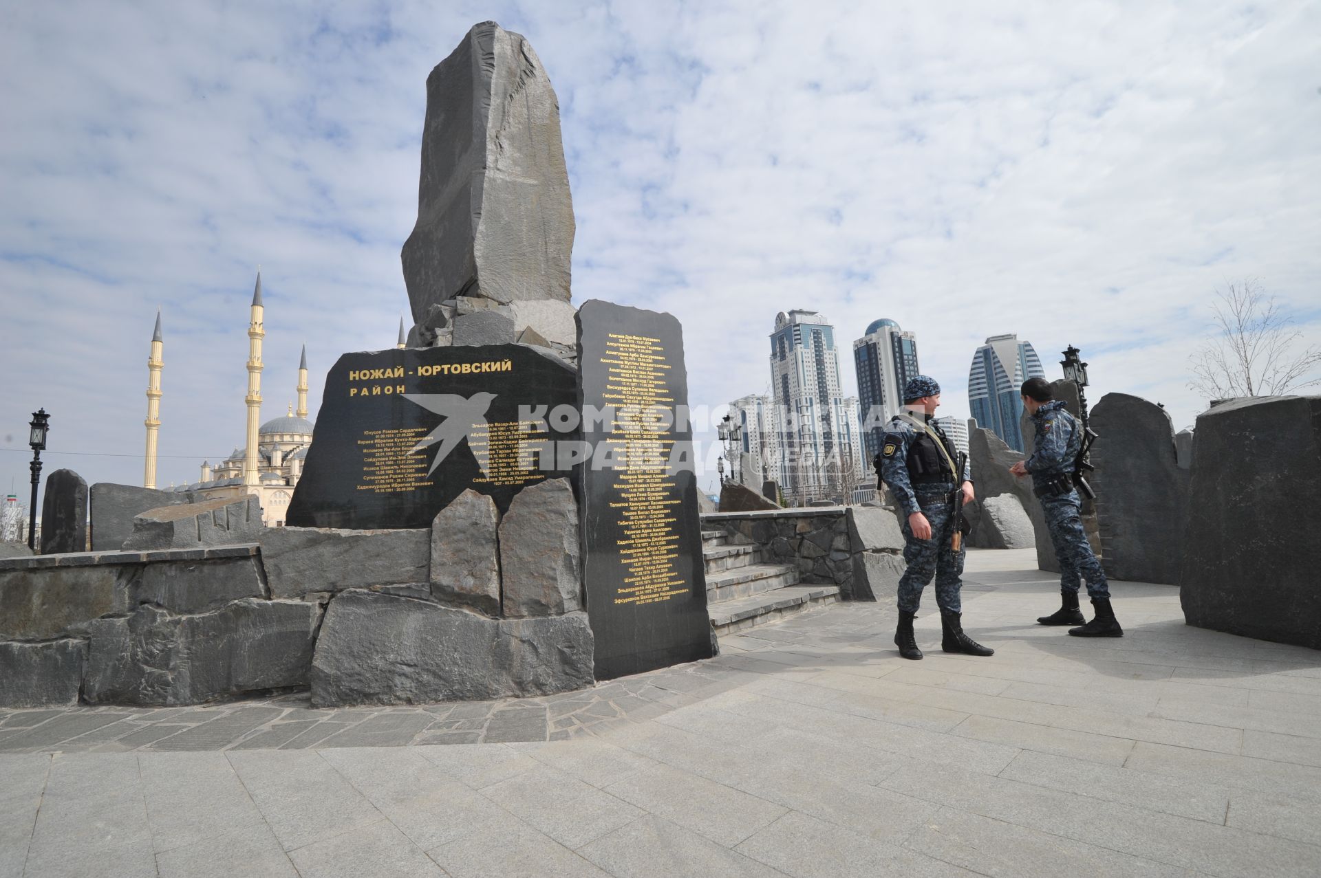 Грозный. На снимке: мемориал памяти погибших в борьбе с международным терроризмом на площади Ахмата Кадырова. На втором плане слева - центральная мечеть `Сердце Чечни`имени Ахмата-хаджи Кадырова и справа комплекс `Грозный-Сити`.