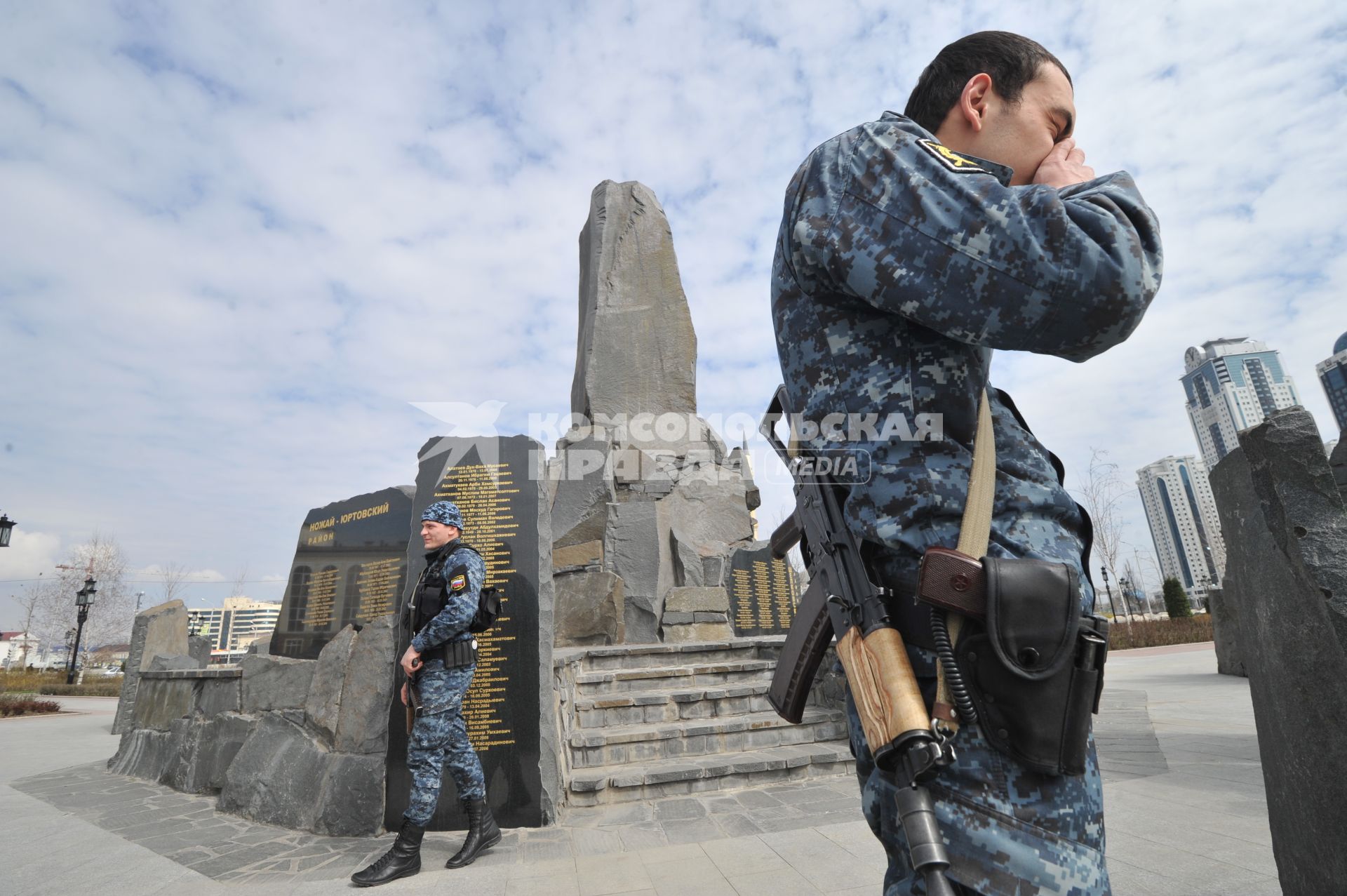 Грозный. На снимке: мемориал памяти погибших в борьбе с международным терроризмом на площади Ахмата Кадырова. На втором плане комплекс `Грозный-Сити`.