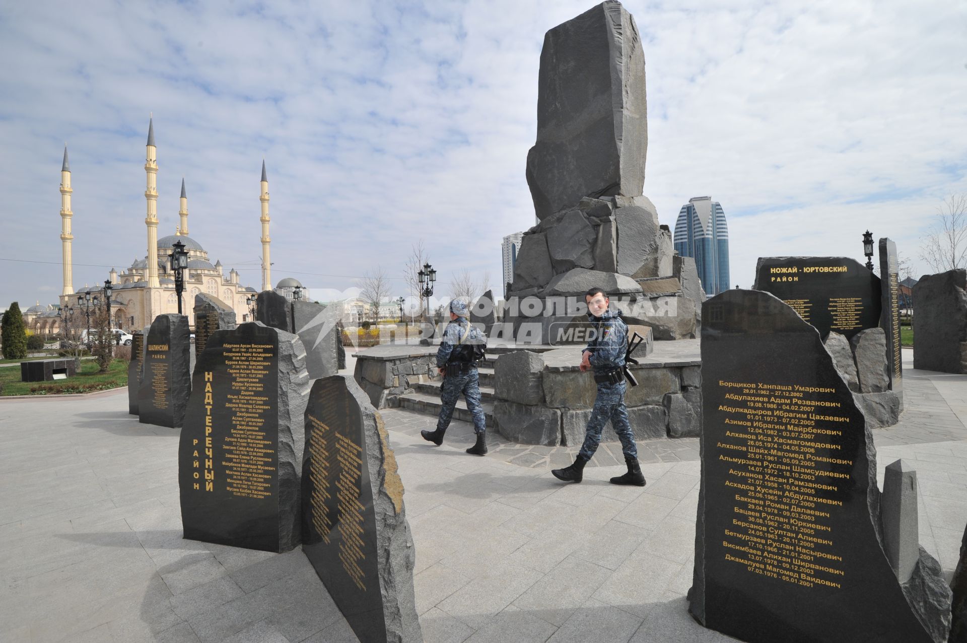 Грозный. На снимке: мемориал памяти погибших в борьбе с международным терроризмом на площади Ахмата Кадырова. На втором плане слева - центральная мечеть `Сердце Чечни`имени Ахмата-хаджи Кадырова.