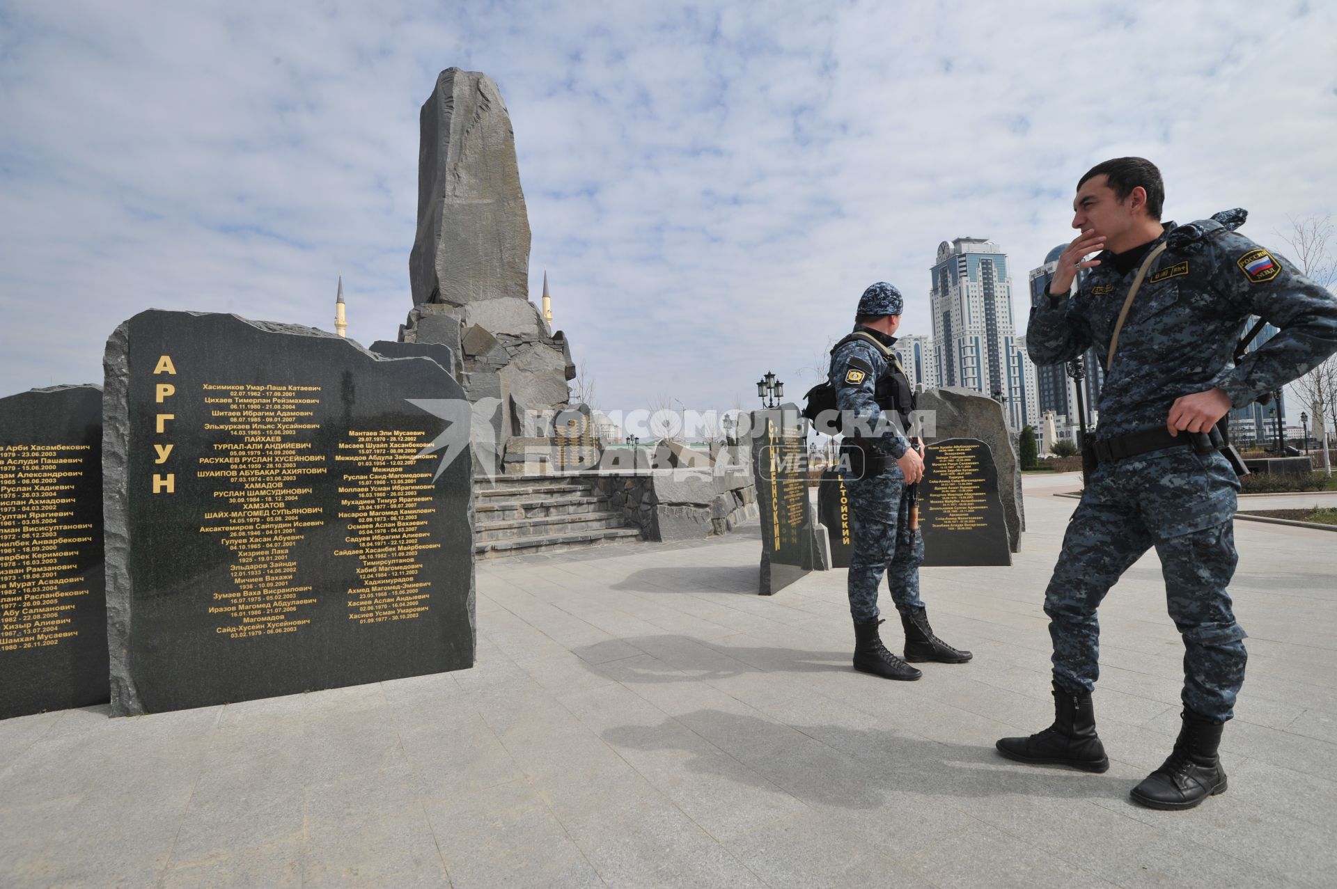 Грозный. На снимке: мемориал памяти погибших в борьбе с международным терроризмом на площади Ахмата Кадырова. На втором плане комплекс `Грозный-Сити`.