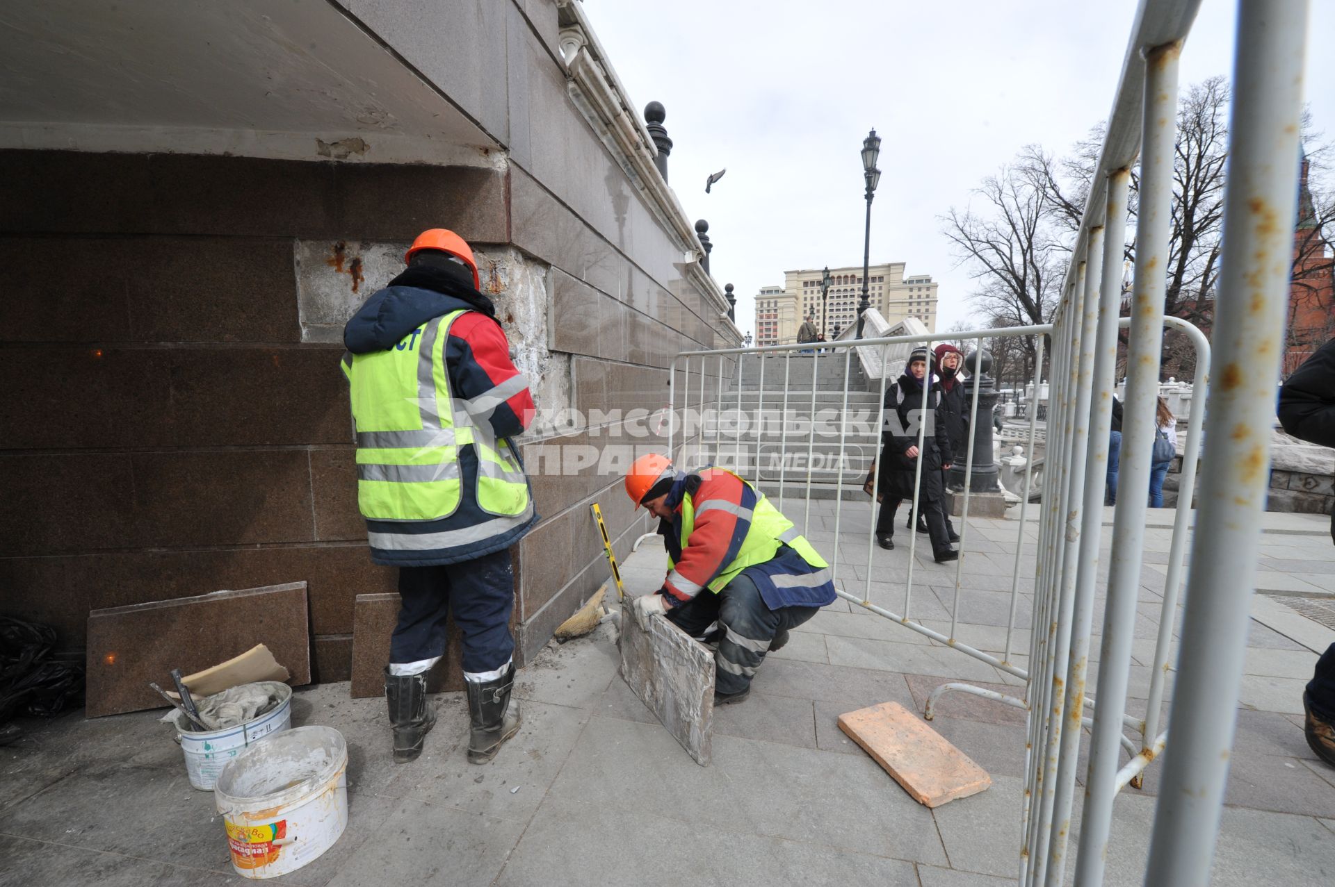 Манежная площадь. На снимке: сотрудники коммунальных служб города ремонтируют фасад здания ТЦ `Охотный Ряд`.