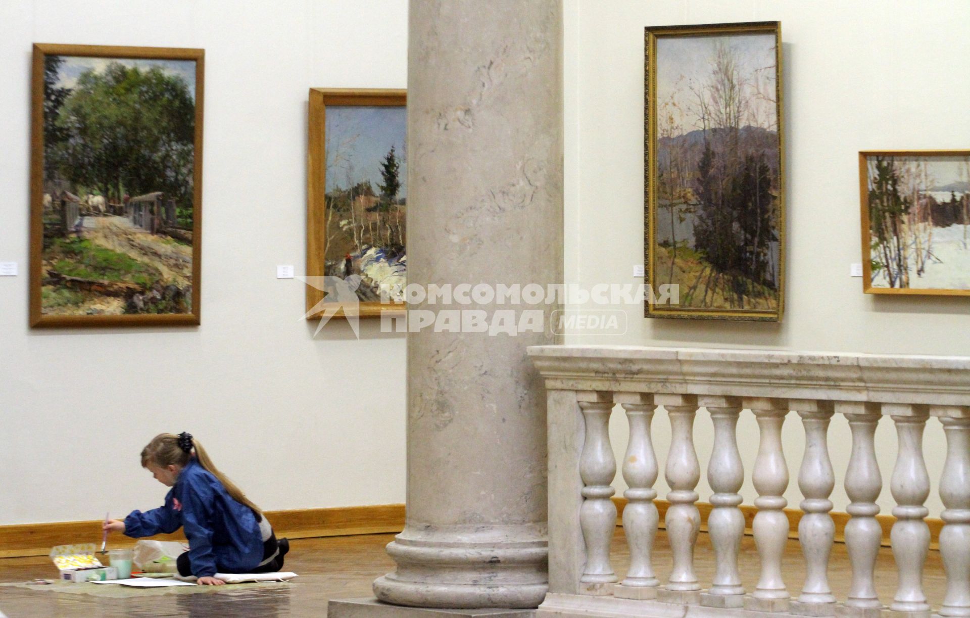 Учащиеся народной художественно-образовательной студии `В гости к Тюбику` при Национальном художественном музее Беларуси рисуют картины на практических занятиях в выставочных залах музея.