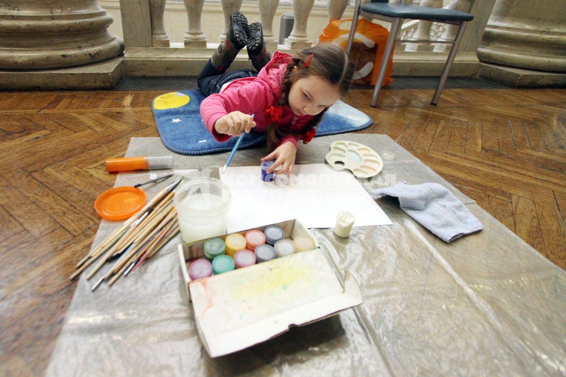 Учащиеся народной художественно-образовательной студии `В гости к Тюбику` при Национальном художественном музее Беларуси рисуют картины на практических занятиях в выставочных залах музея.