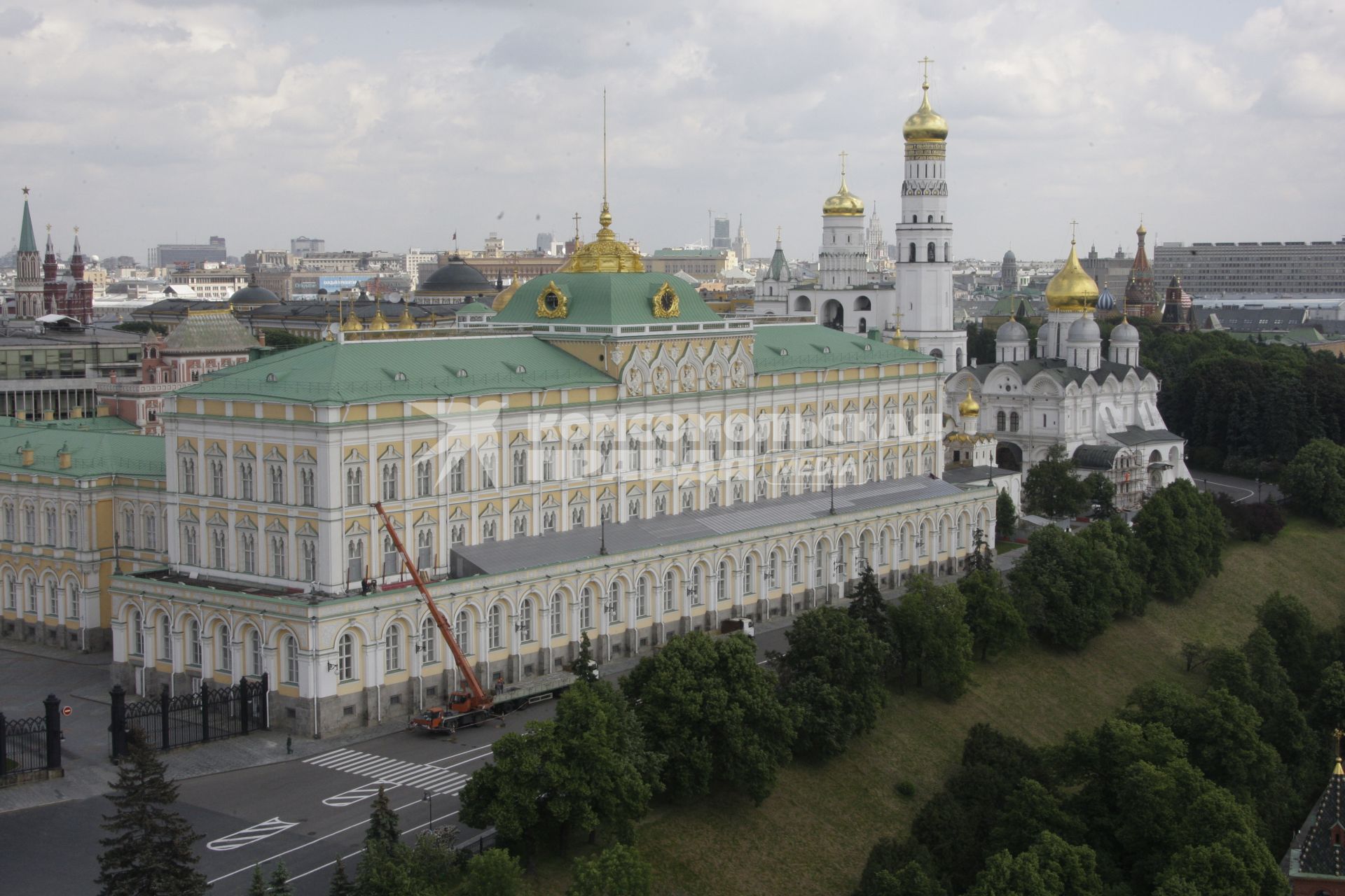 Московский Кремль. Большой Кремлевский дворец. Колокольня Ивана Великого. Архангельский собор.