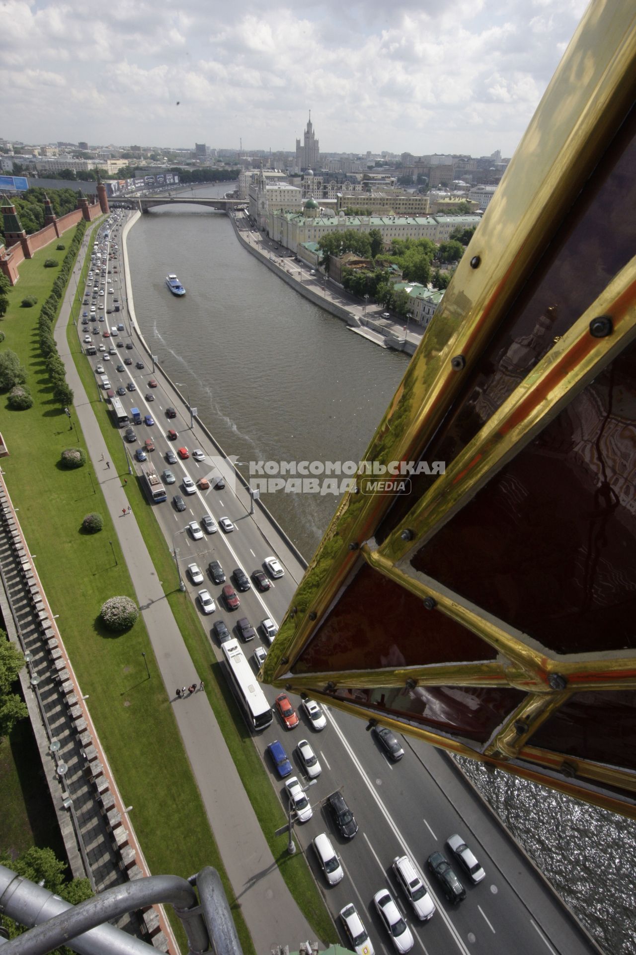 Московский Кремль. Реставрационные работы звезды на Водовзводной башне. Вид на Кремлевскую набережную.