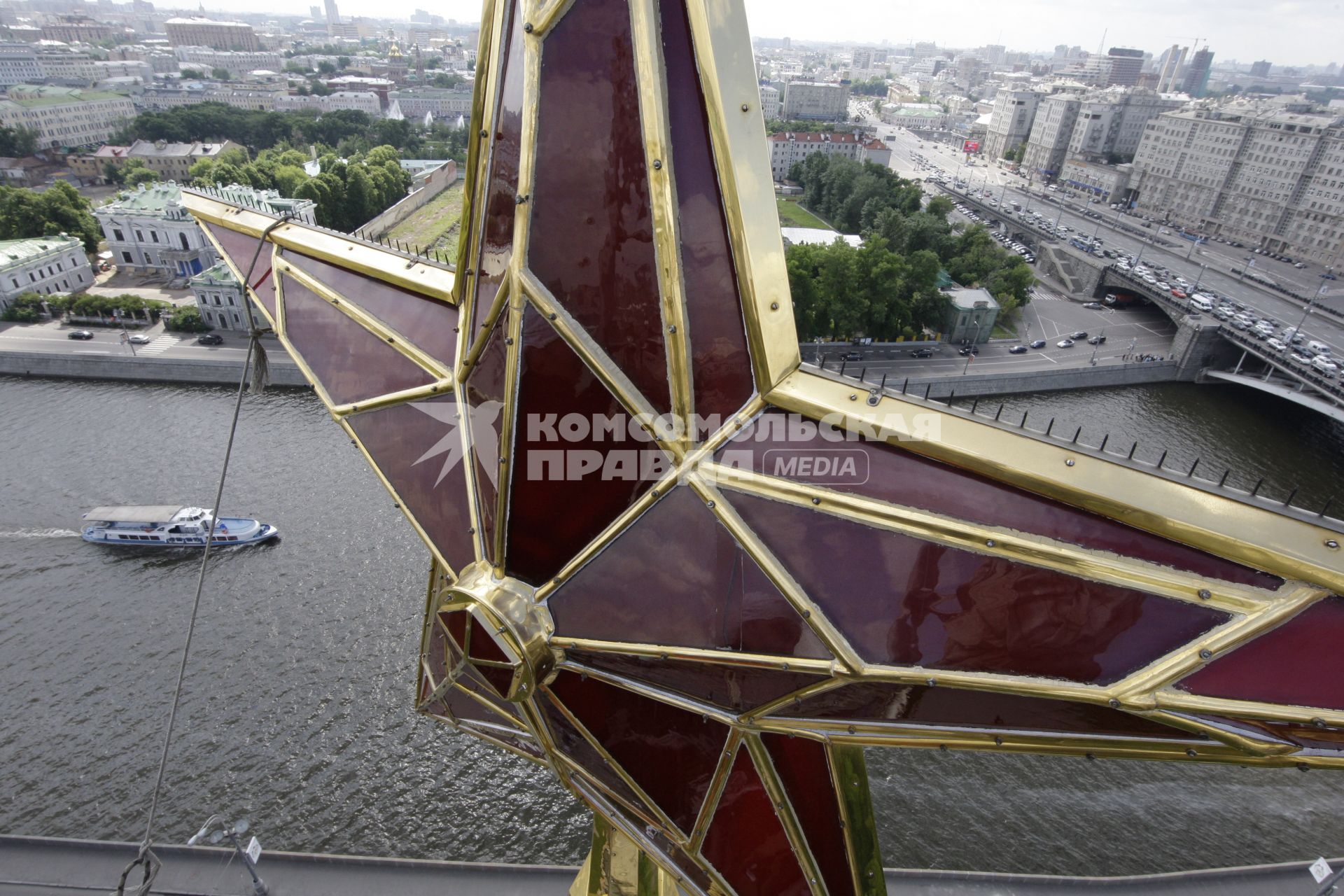 Московский Кремль. Реставрационные работы звезды на Водовзводной башне.