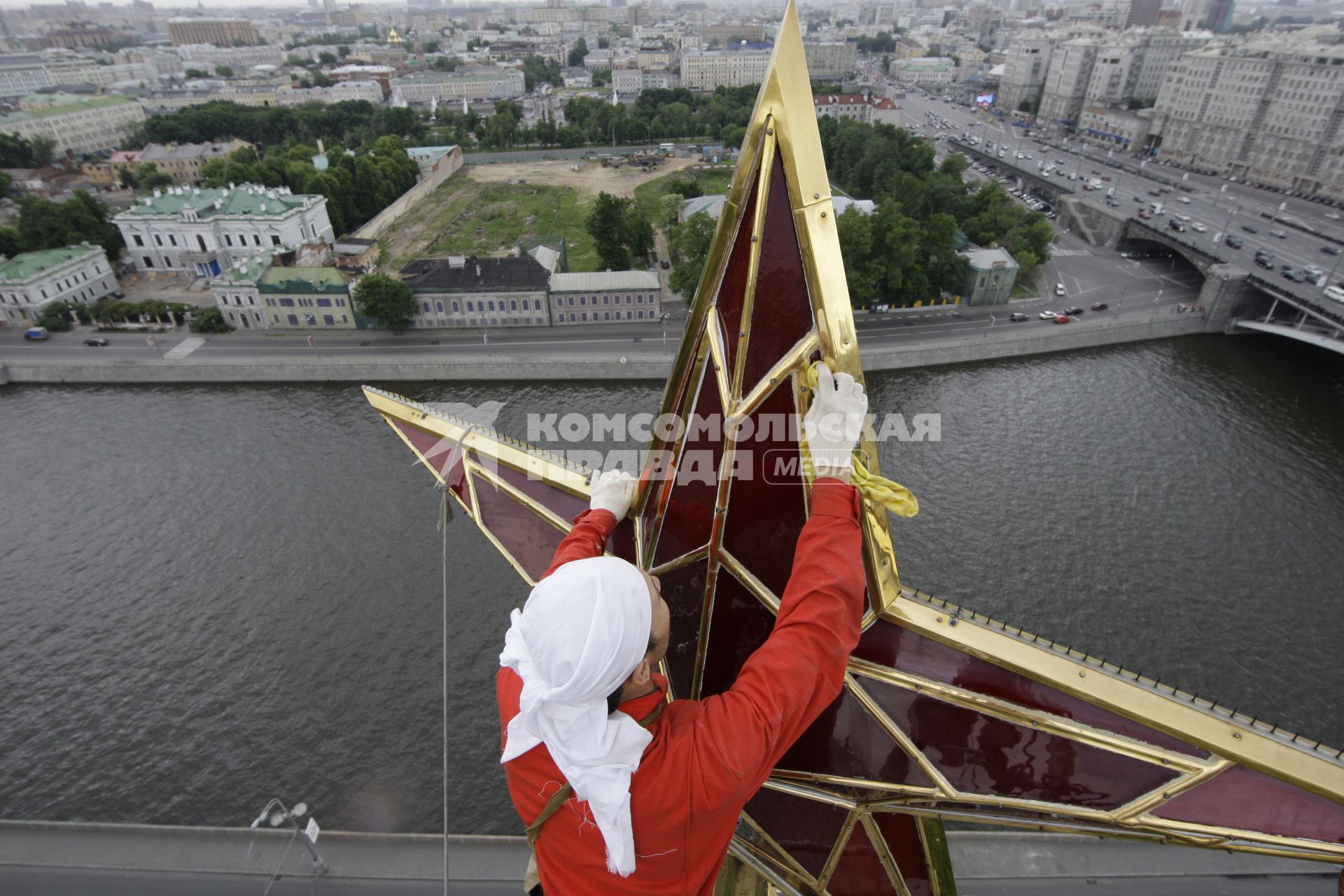 Московский Кремль. Реставрационные работы звезды на Водовзводной башне.