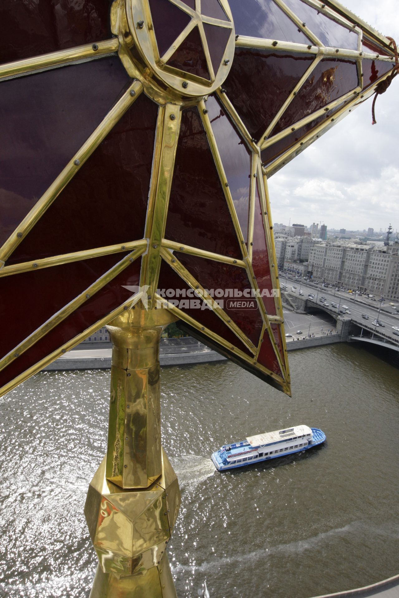 Московский Кремль. Реставрационные работы звезды на Водовзводной башне.