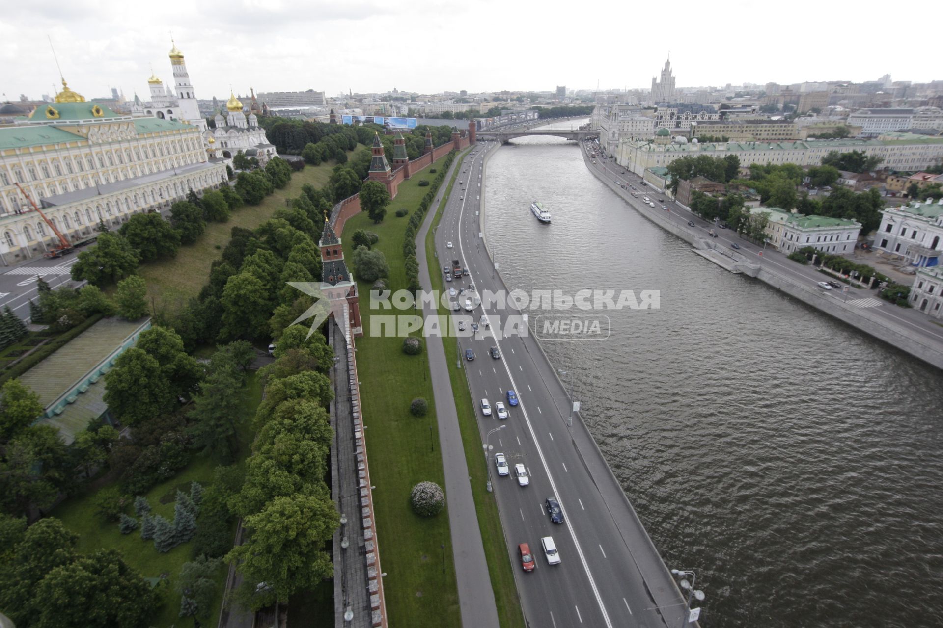 Московский Кремль. Большой Кремлевский дворец. Кремлевская набережная. Москва-река.