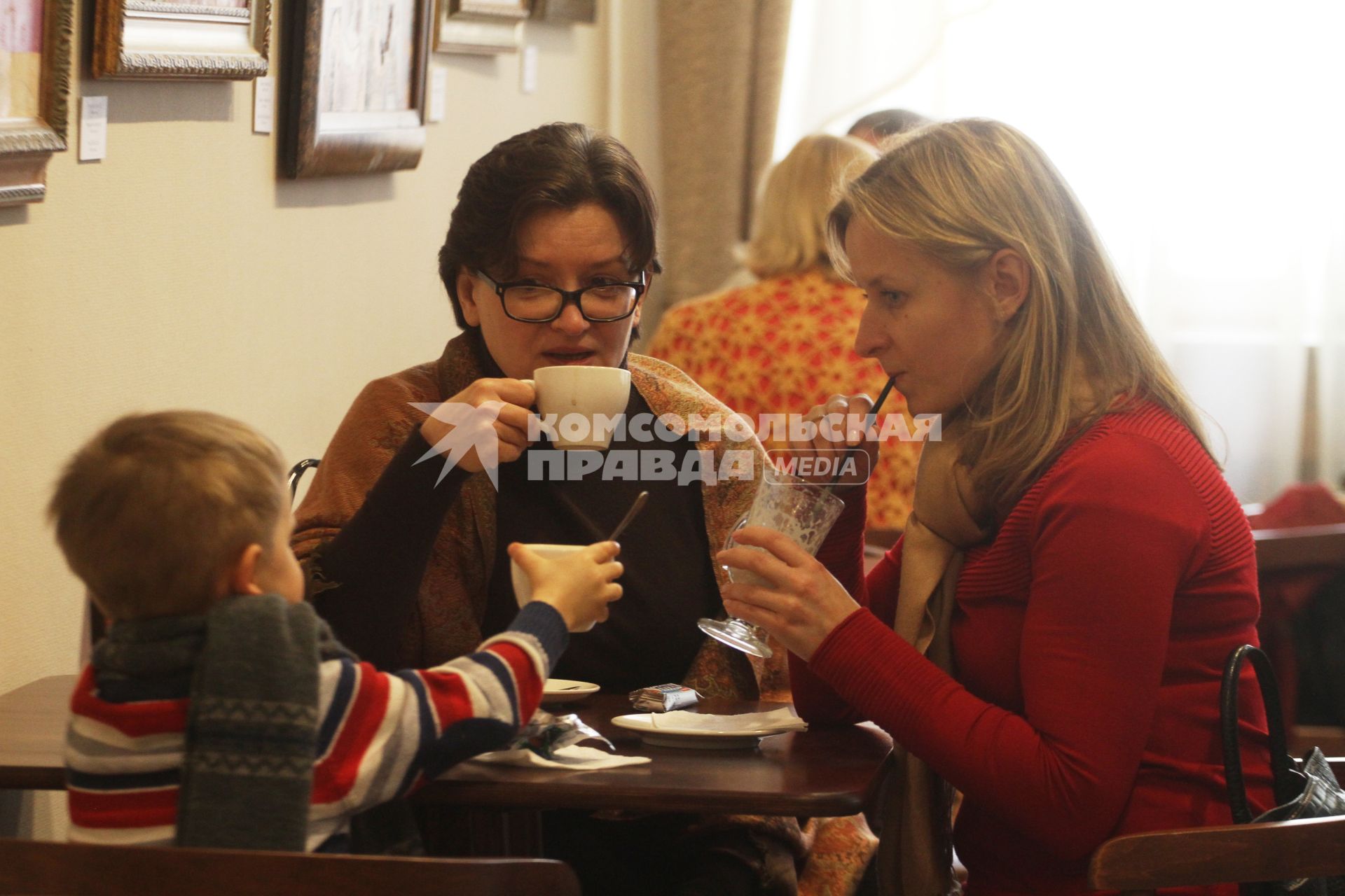 В Национальном художественном музее Беларуси работает первое в стране музейное кафе. Мальчик, мама и бабушка сидят за столиком и пьют кофе.