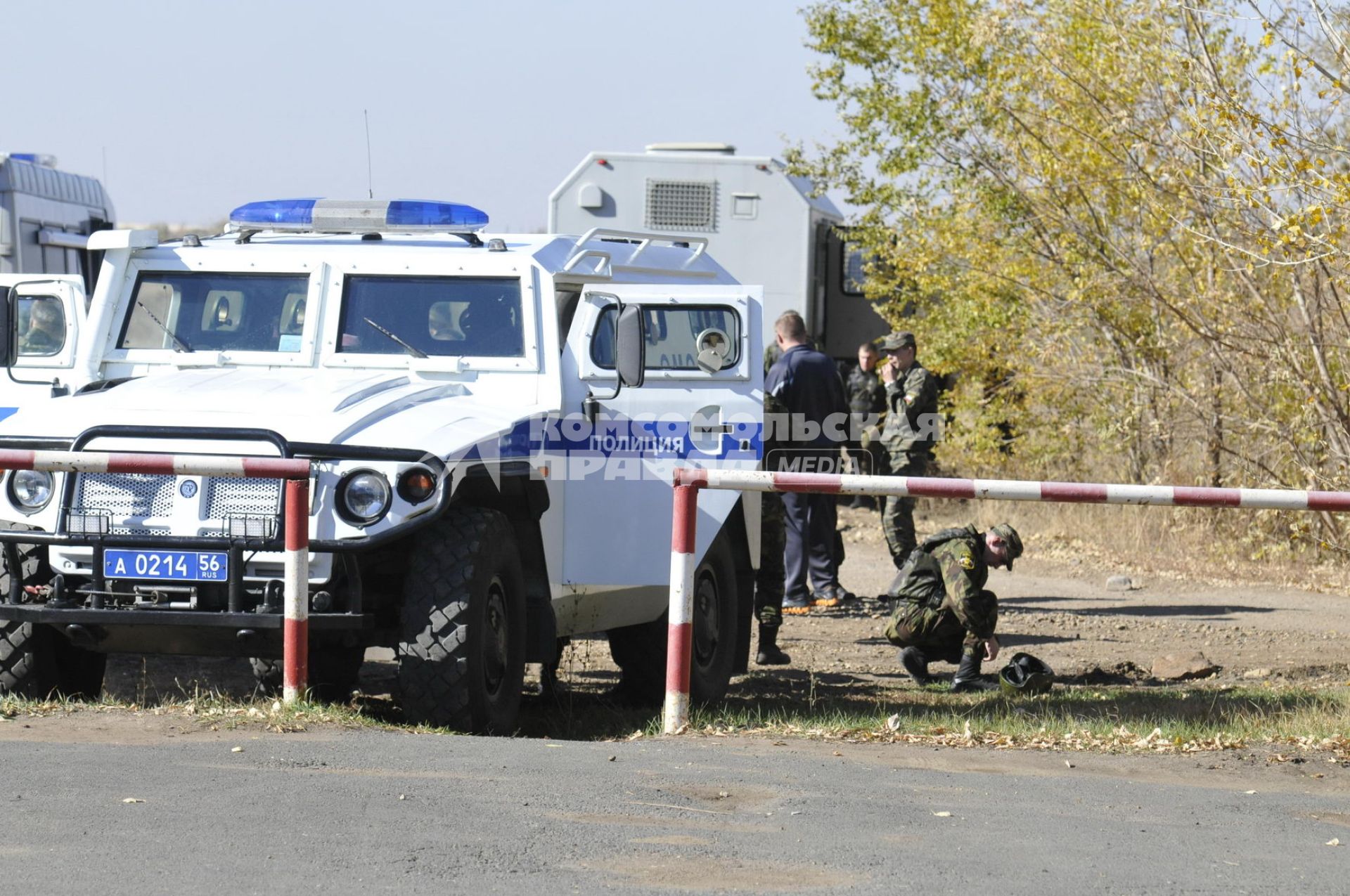 Оренбургская область. Донгузский испытательный военый полигон, где произошел взрыв боеприпасов. На снимке: полицейские машины у прилигающей к полигону территории.