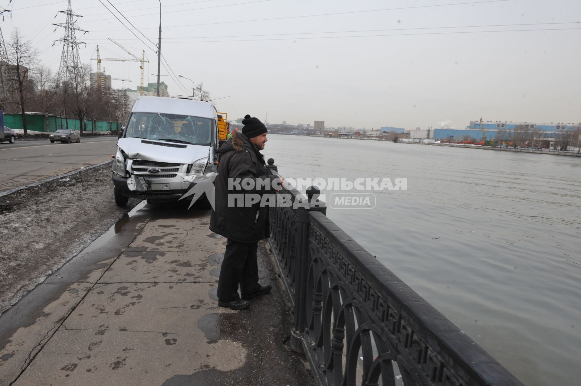 Нагатинская набережная. ДТП с участием автомобиля Saab  и микроавтобуса Ford Transit. Saab проехал на запрещающий сигнал светофора. В результате произошло столкновение с микроавтобусом, который в результате ДТП упал в реку. На снимке: микроавтобус Ford Transit, пострадавший в автоаварии.