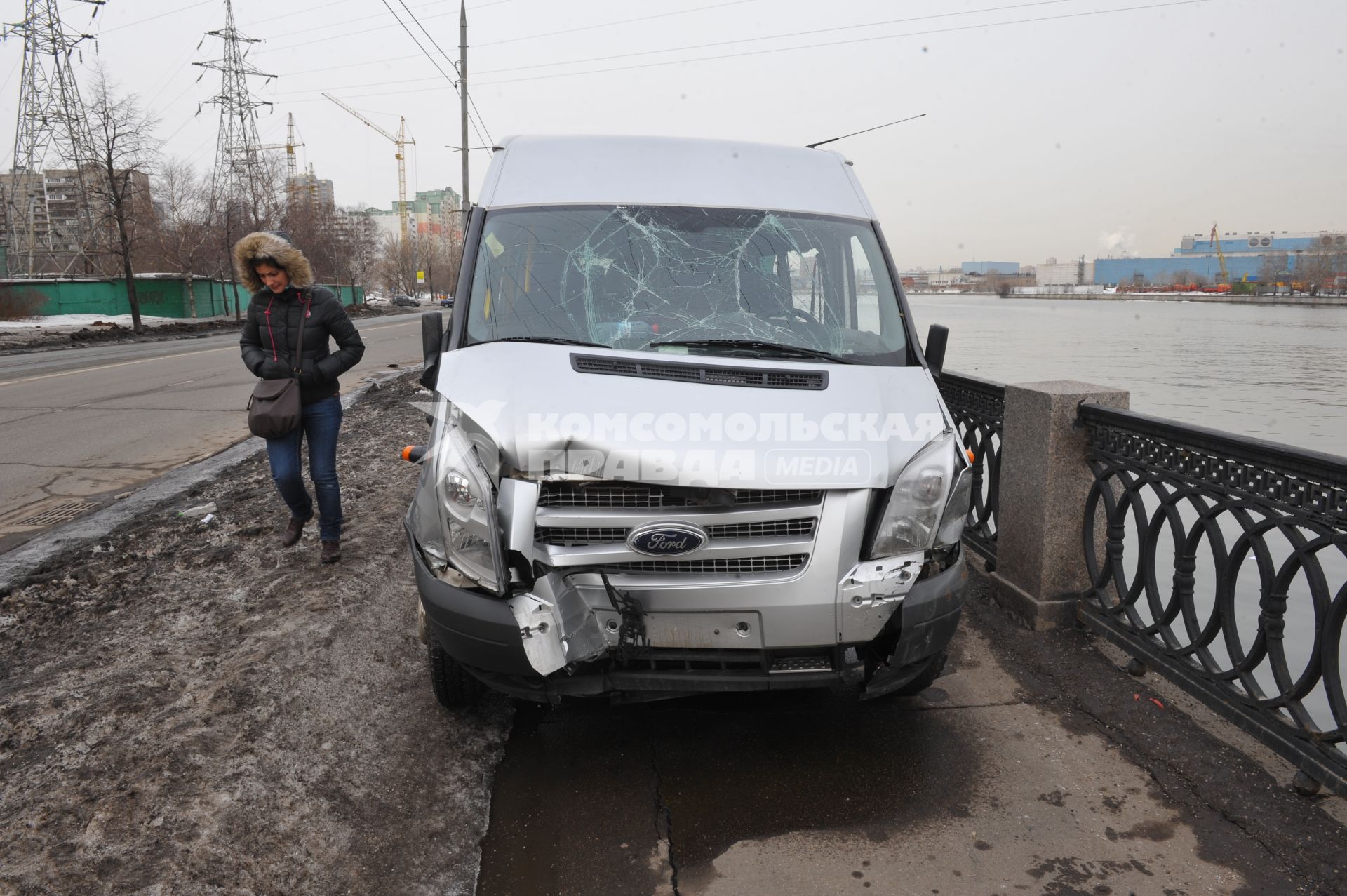 Нагатинская набережная. ДТП с участием автомобиля Saab  и микроавтобуса Ford Transit. Saab проехал на запрещающий сигнал светофора. В результате произошло столкновение с микроавтобусом, который в результате ДТП упал в реку. На снимке: микроавтобус Ford Transit, пострадавший в автоаварии.