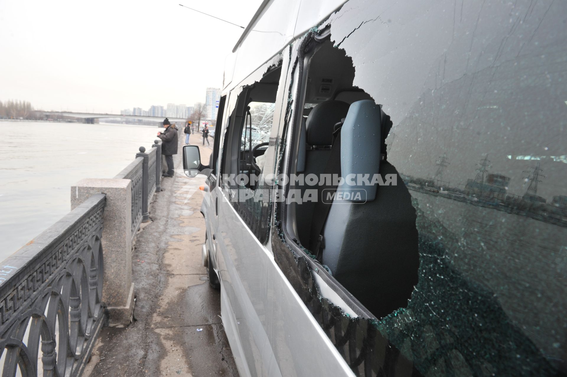 Нагатинская набережная. ДТП с участием автомобиля Saab  и микроавтобуса Ford Transit. Saab проехал на запрещающий сигнал светофора. В результате произошло столкновение с микроавтобусом, который в результате ДТП упал в реку. На снимке: микроавтобус Ford Transit, пострадавший в автоаварии.