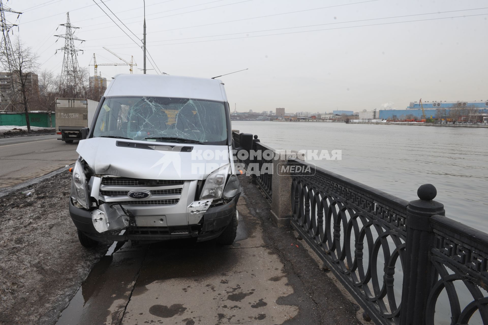 Нагатинская набережная. ДТП с участием автомобиля Saab  и микроавтобуса Ford Transit. Saab проехал на запрещающий сигнал светофора. В результате произошло столкновение с микроавтобусом, который в результате ДТП упал в реку. На снимке: микроавтобус Ford Transit, пострадавший в автоаварии.