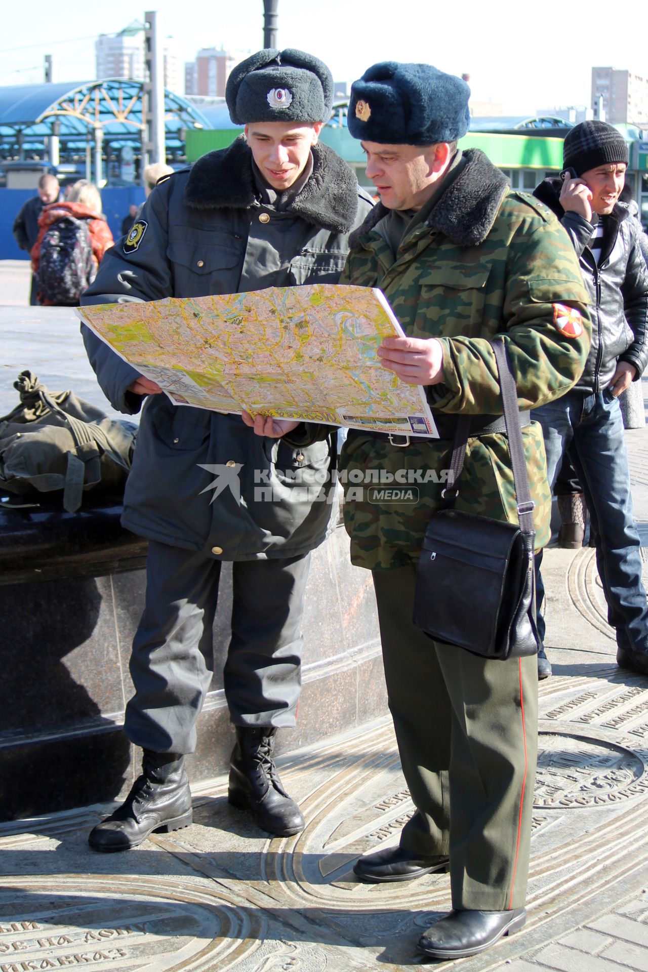 Двое военнослужащих изучают карту Москвы.