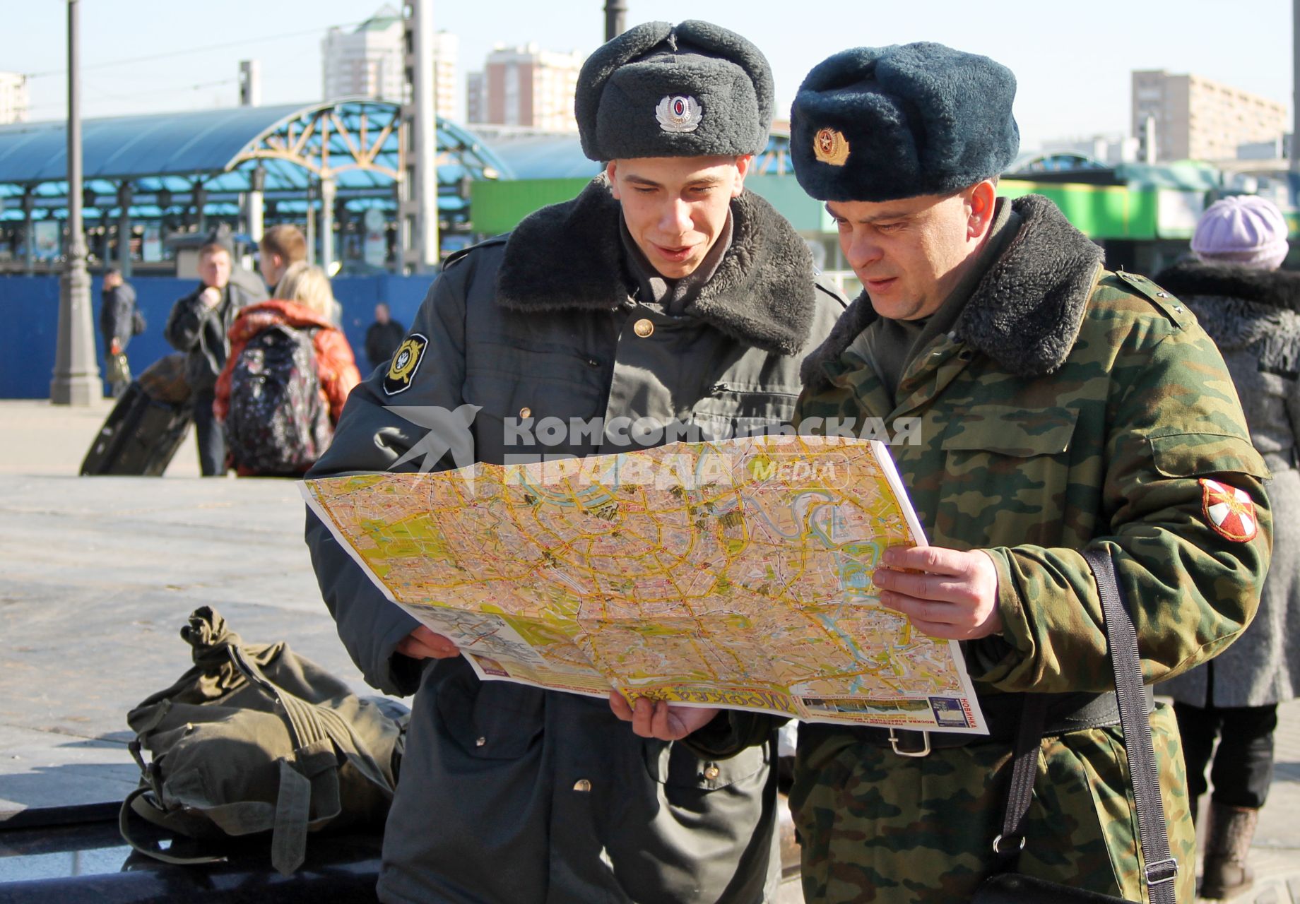 Двое военнослужащих изучают карту Москвы.