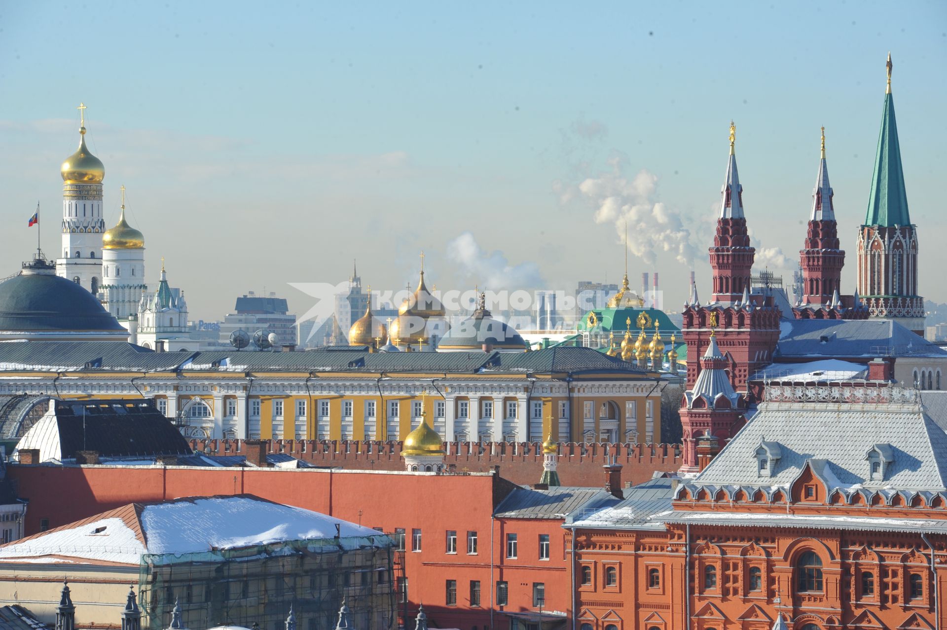 Купола и башни Кремля.