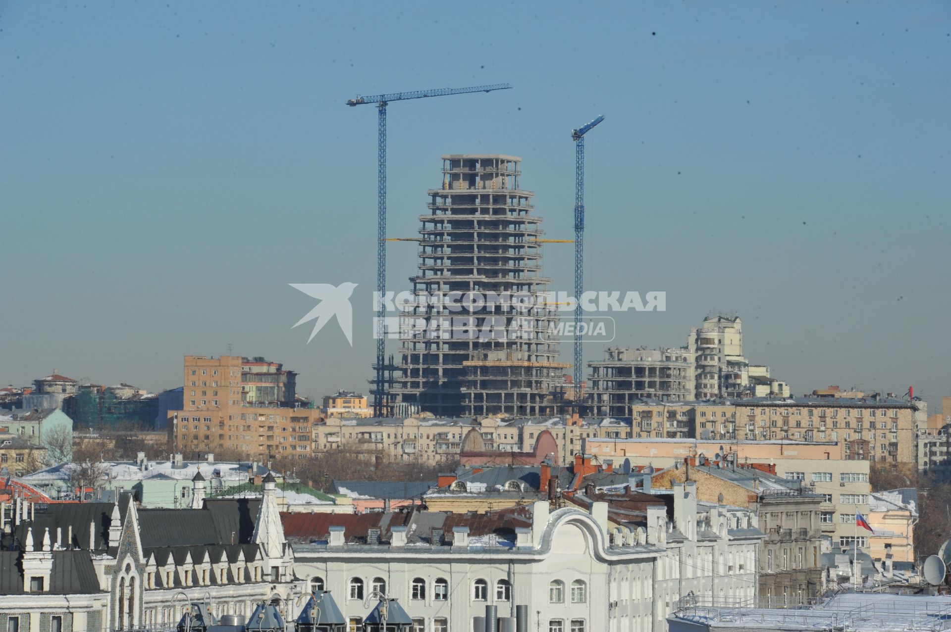 Строительство высотного здания в центре Москвы.