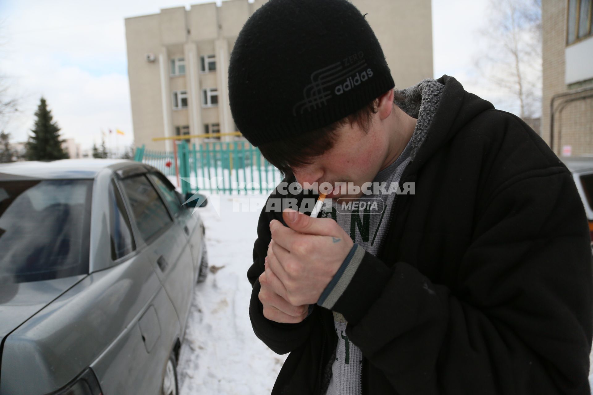 Александр Абносов (Salotti Joshua Alexander), усыновленный в США курит на улице.