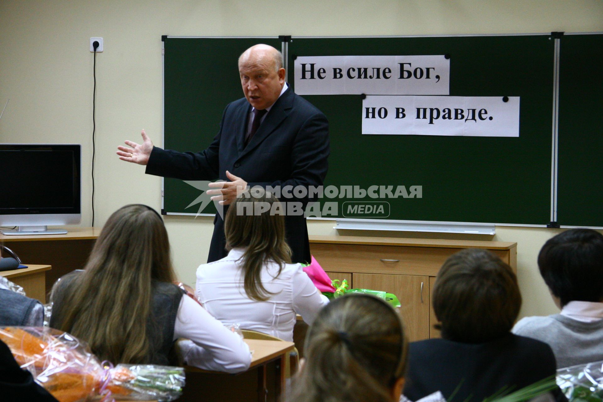 Губернатор Нижегородской области Валерий Шанцев в нижегородской школе. Надпись на доске `Не в силе Бог, но в правде`.