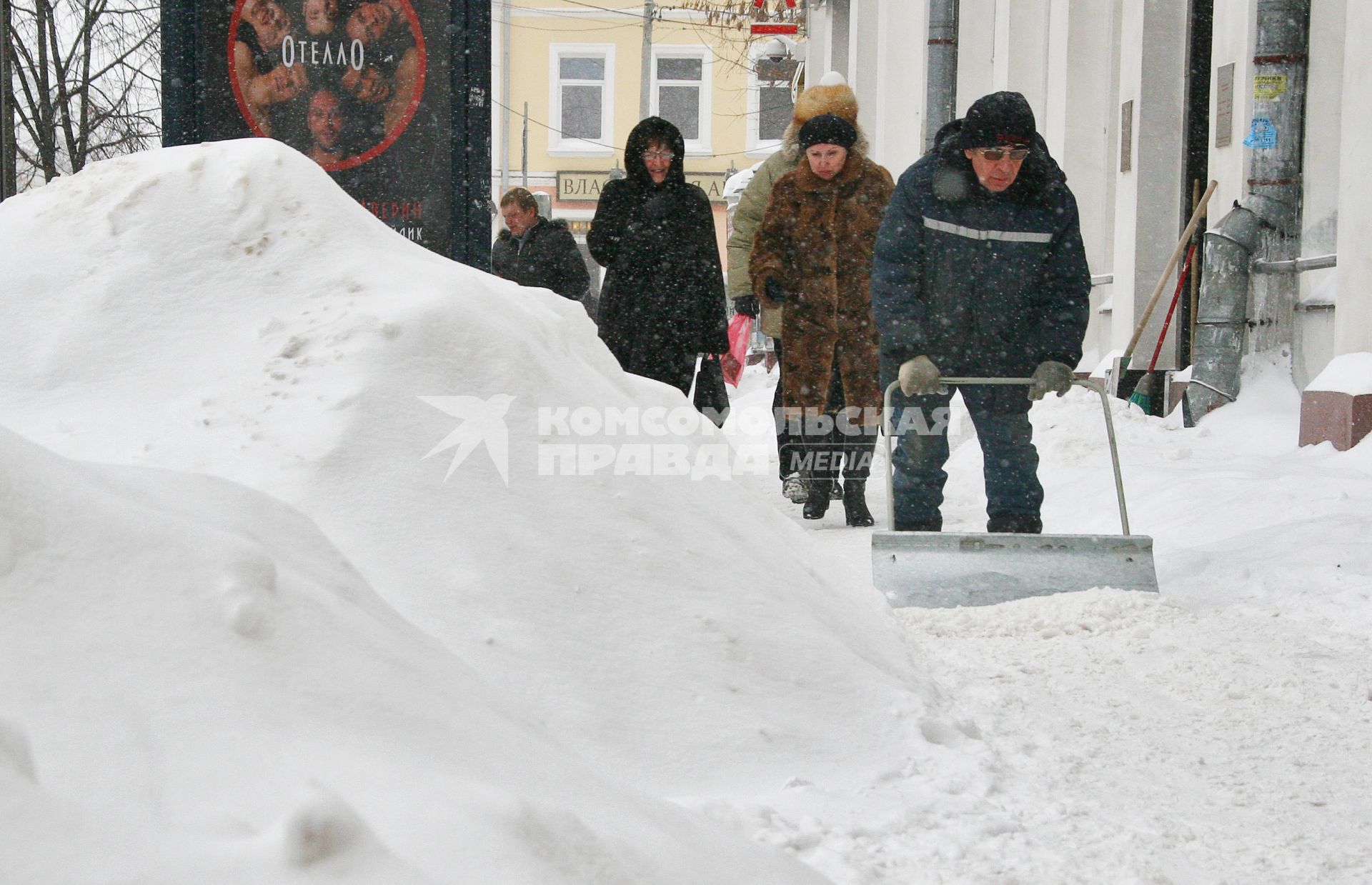 Дворник убирает снег.