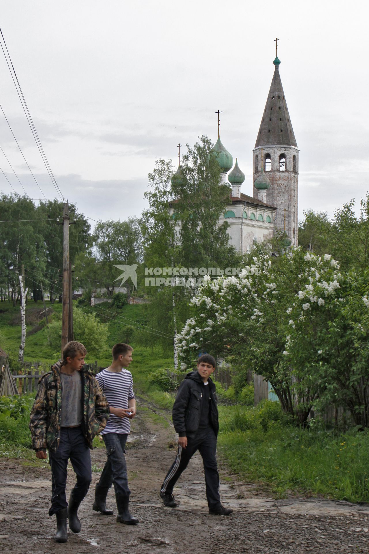 Парни в деревне.