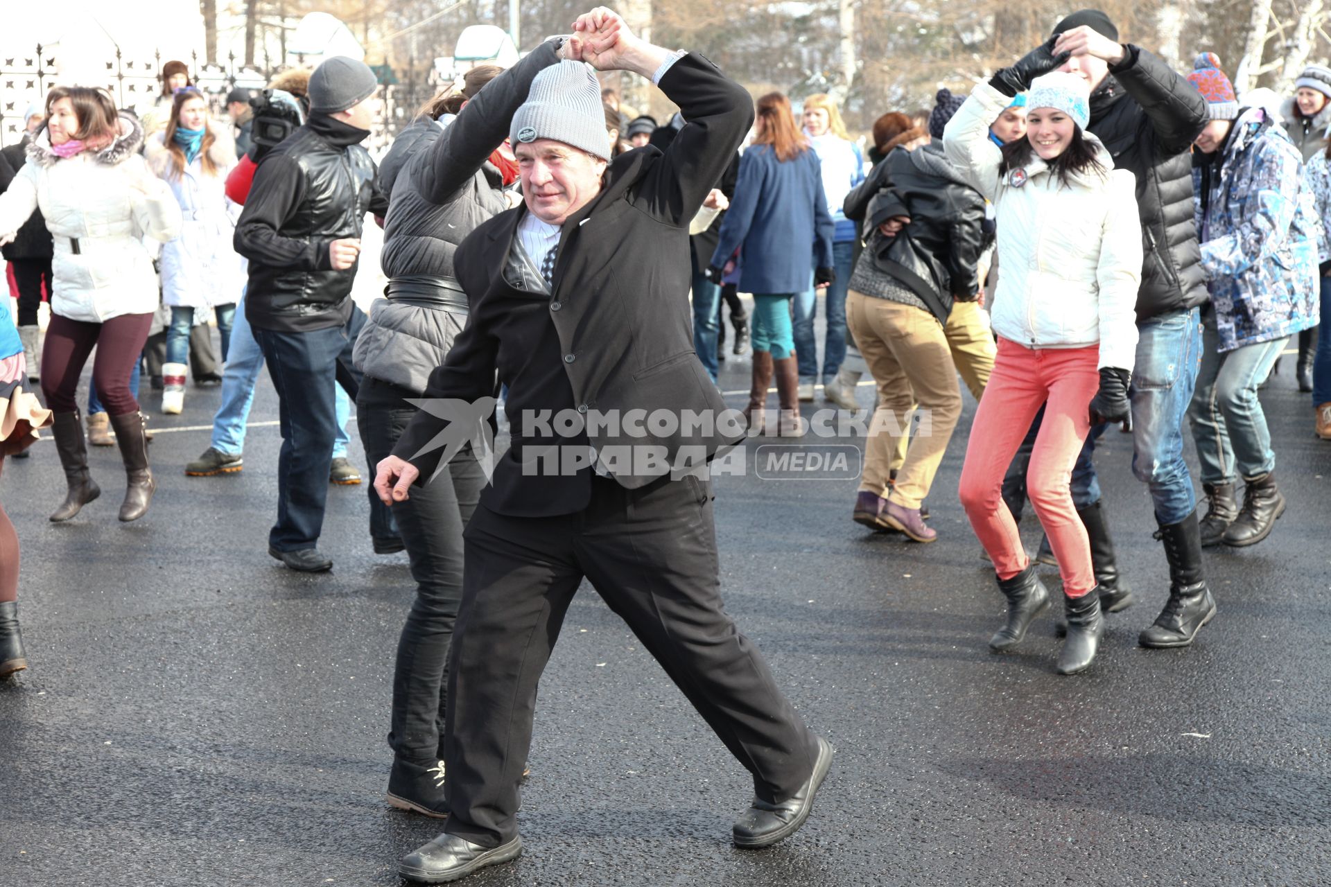 Молодежное движение `Буги-вуги Ярославль` организовало танцевальный флешмоб под открытым небом. На снимке: пенсионеры и молодежь танцуют буги-вуги.