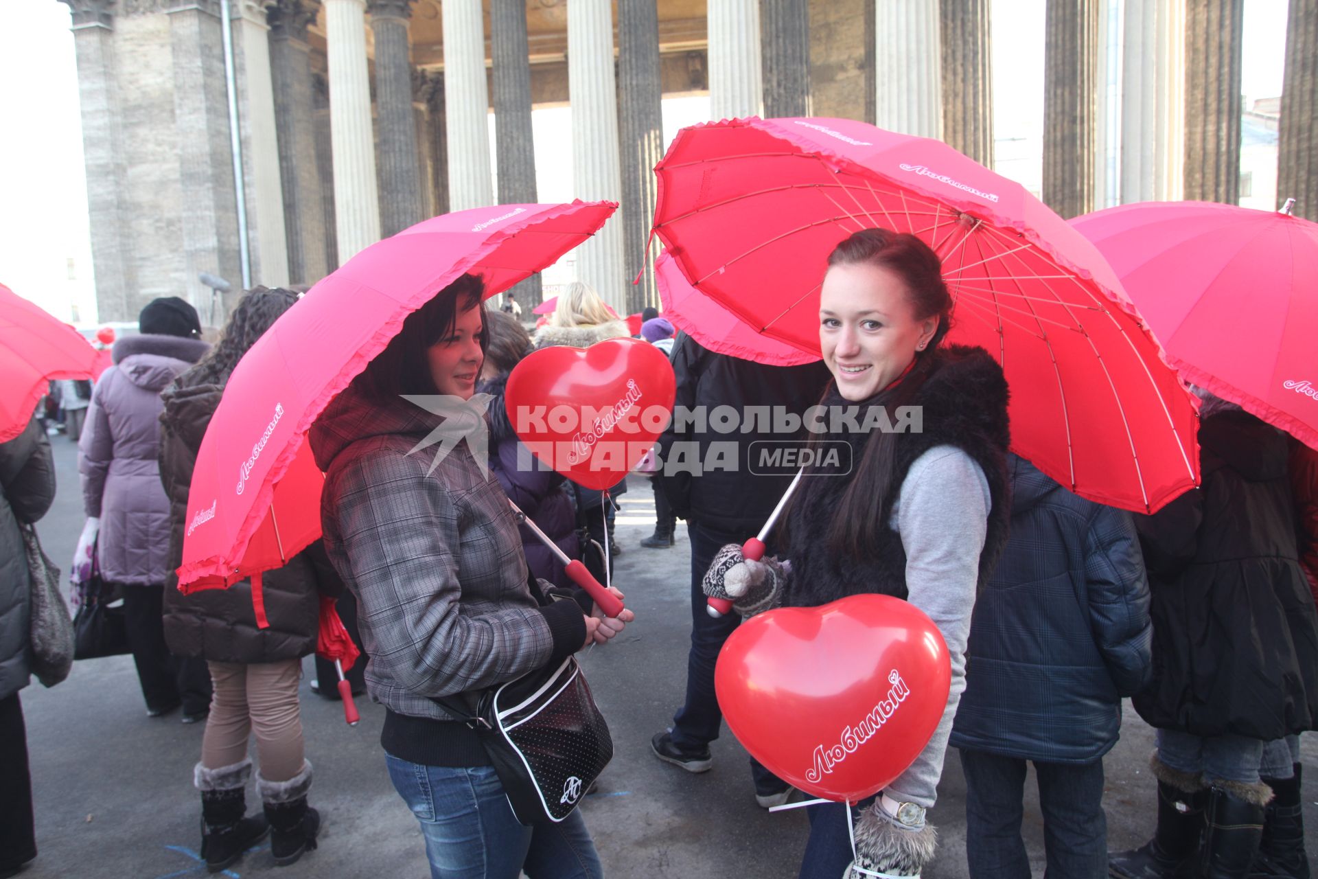 Акция в Санкт-Петербурге `Сердце города 2012` На снимке: девушки под красными зонтами.