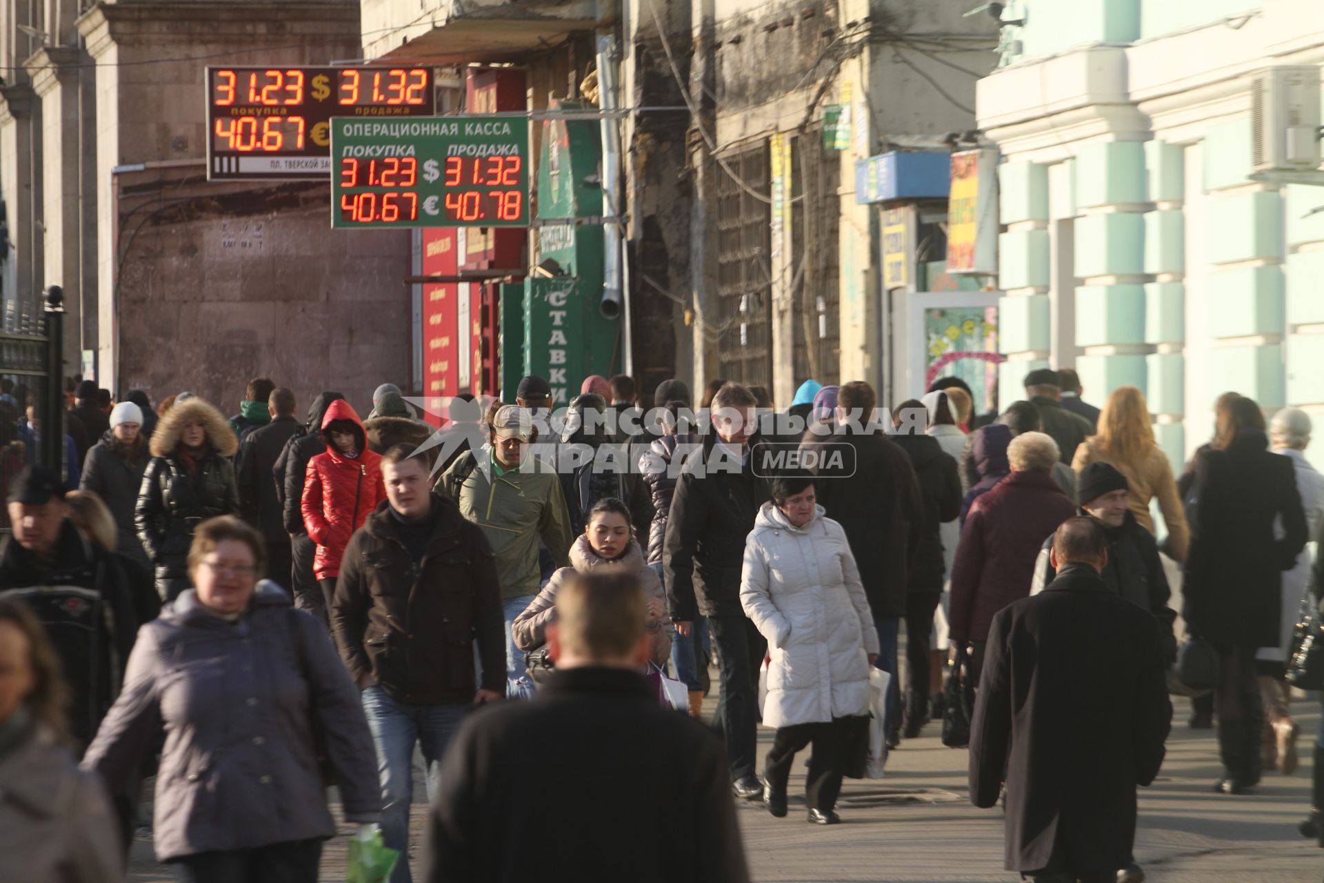 Люди идут по улице города.