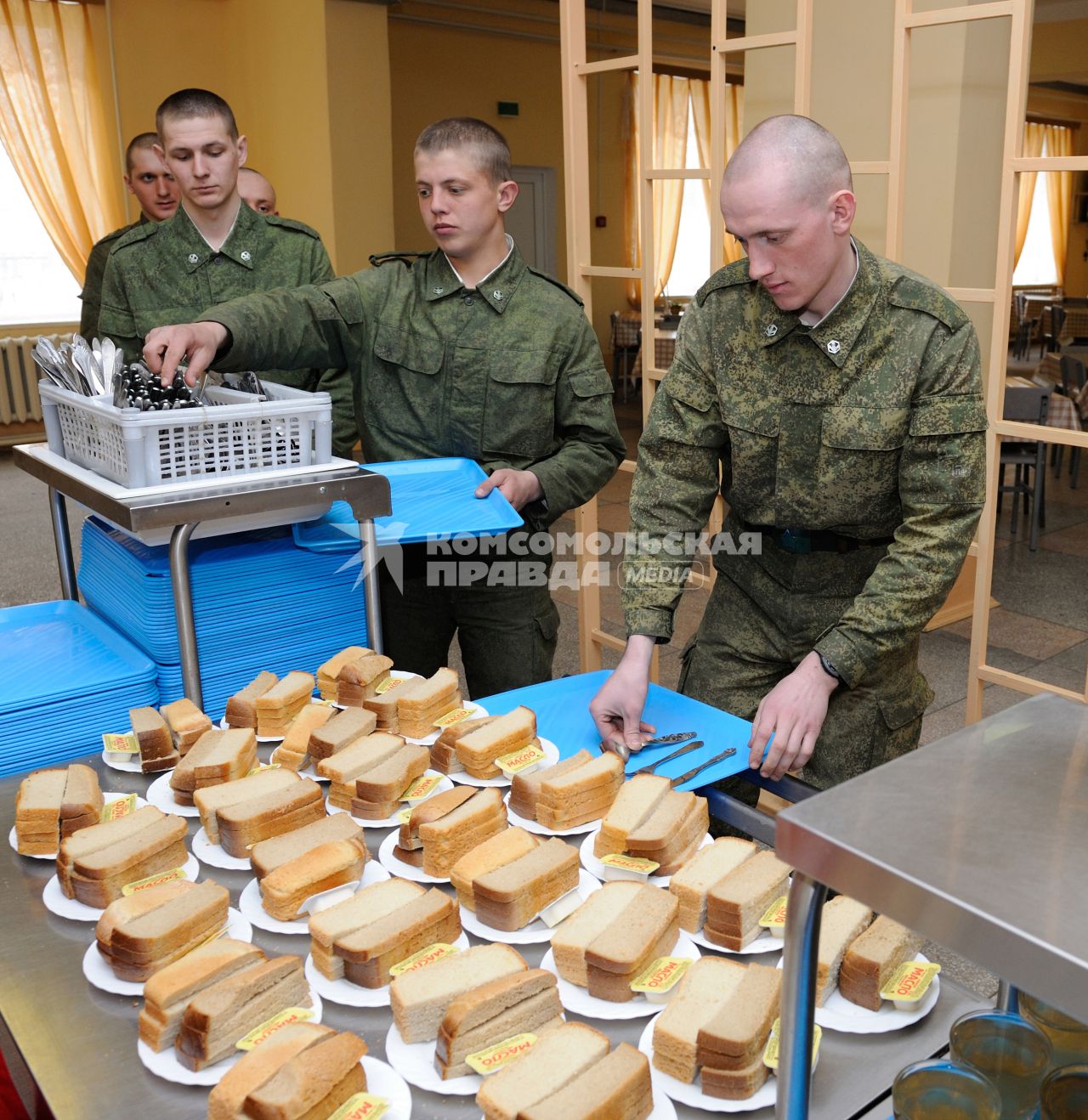 9 апреля 2013. Волгоград.В Волгоградской области батальон РХБЗ, первым в Южном военном округе переведен на шведский стол. Теперь военнослужащие сами могут выбирать, что есть.