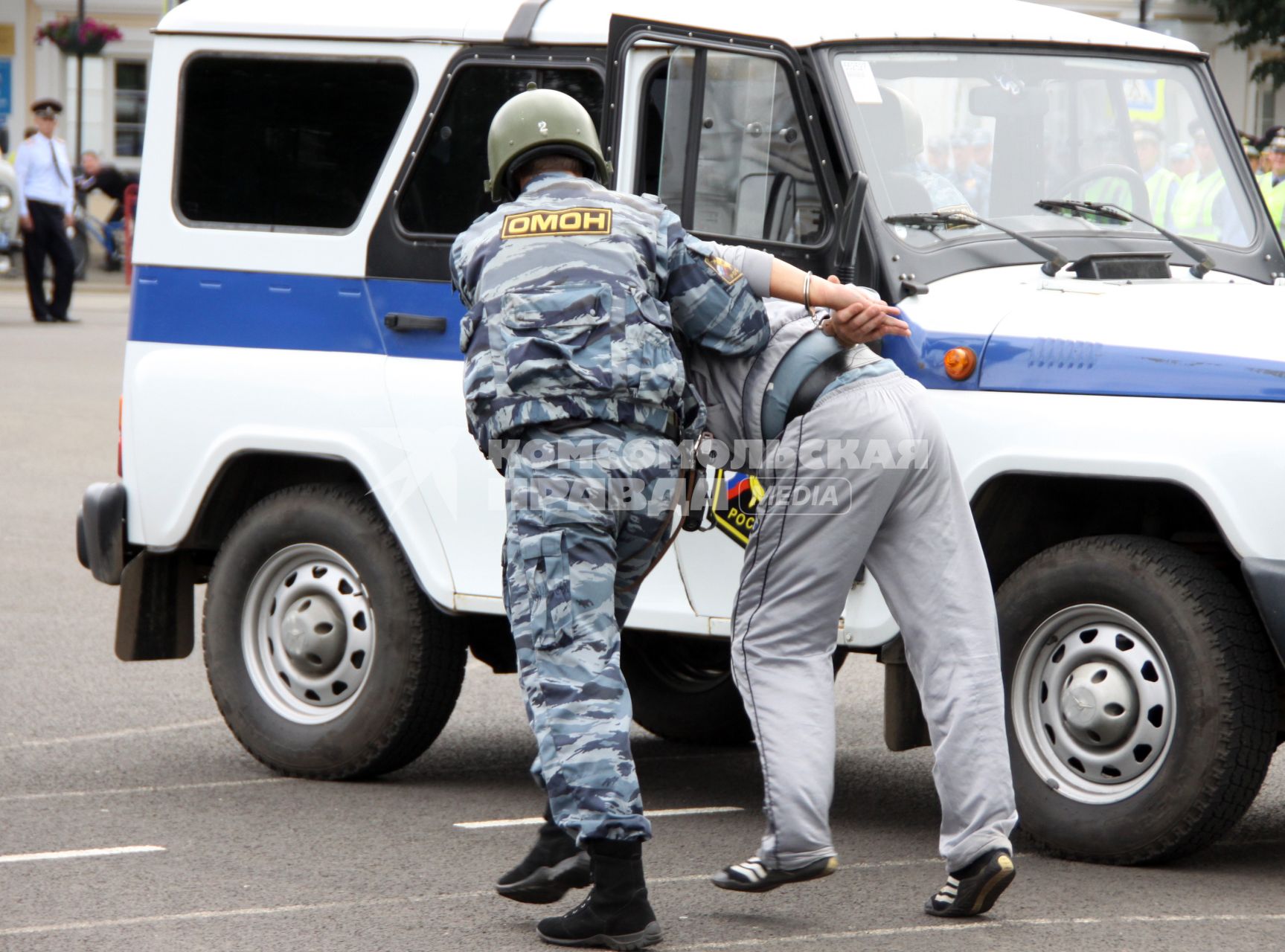 Сотрудник ОМОНа проводит задержание.