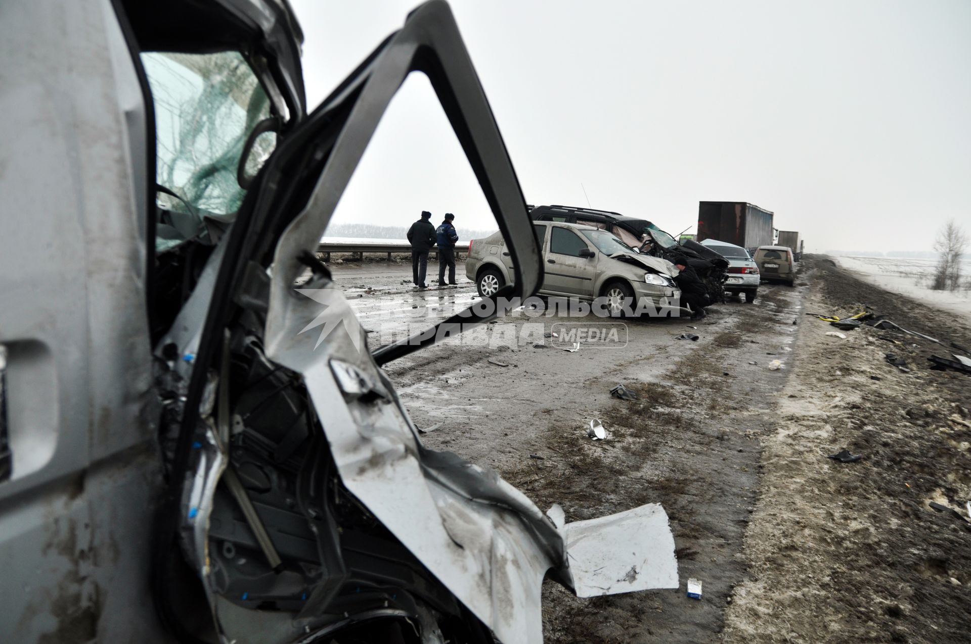 Покореженный автомобиль на загородной трассе.