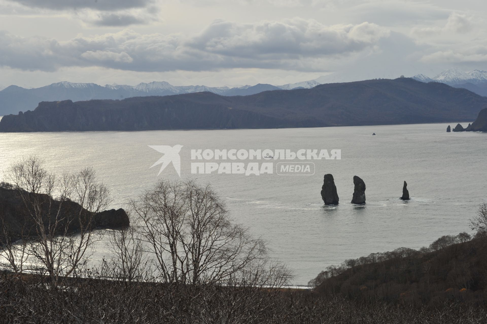 Виды Петропавловска-Камчатского. Авачинская бухта. На снимке: группа из трех выступающих из воды скал (кекур) - `Три Брата` .