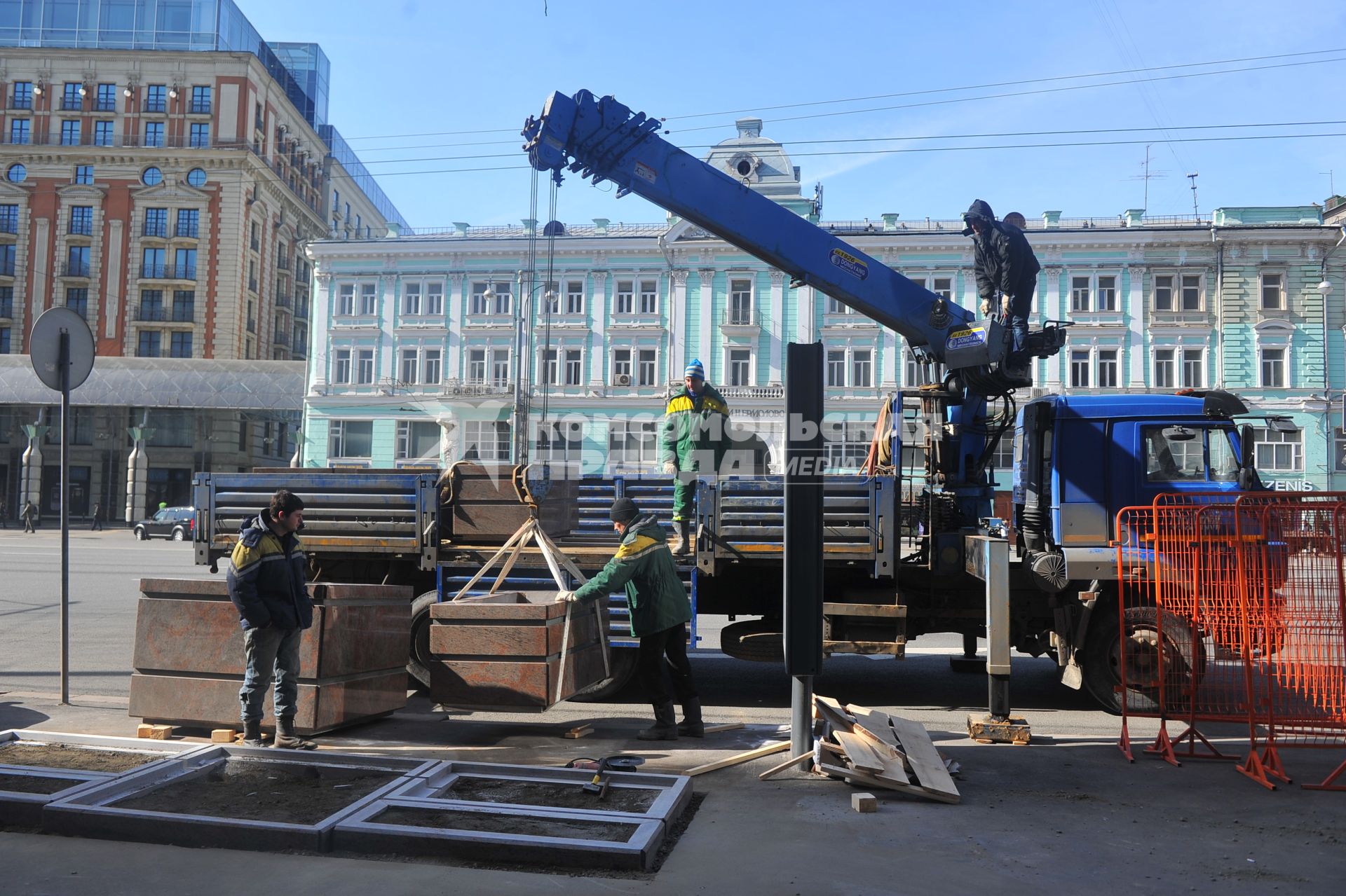 Работы по озеленению Тверской улицы. На снимке: установка клумб.