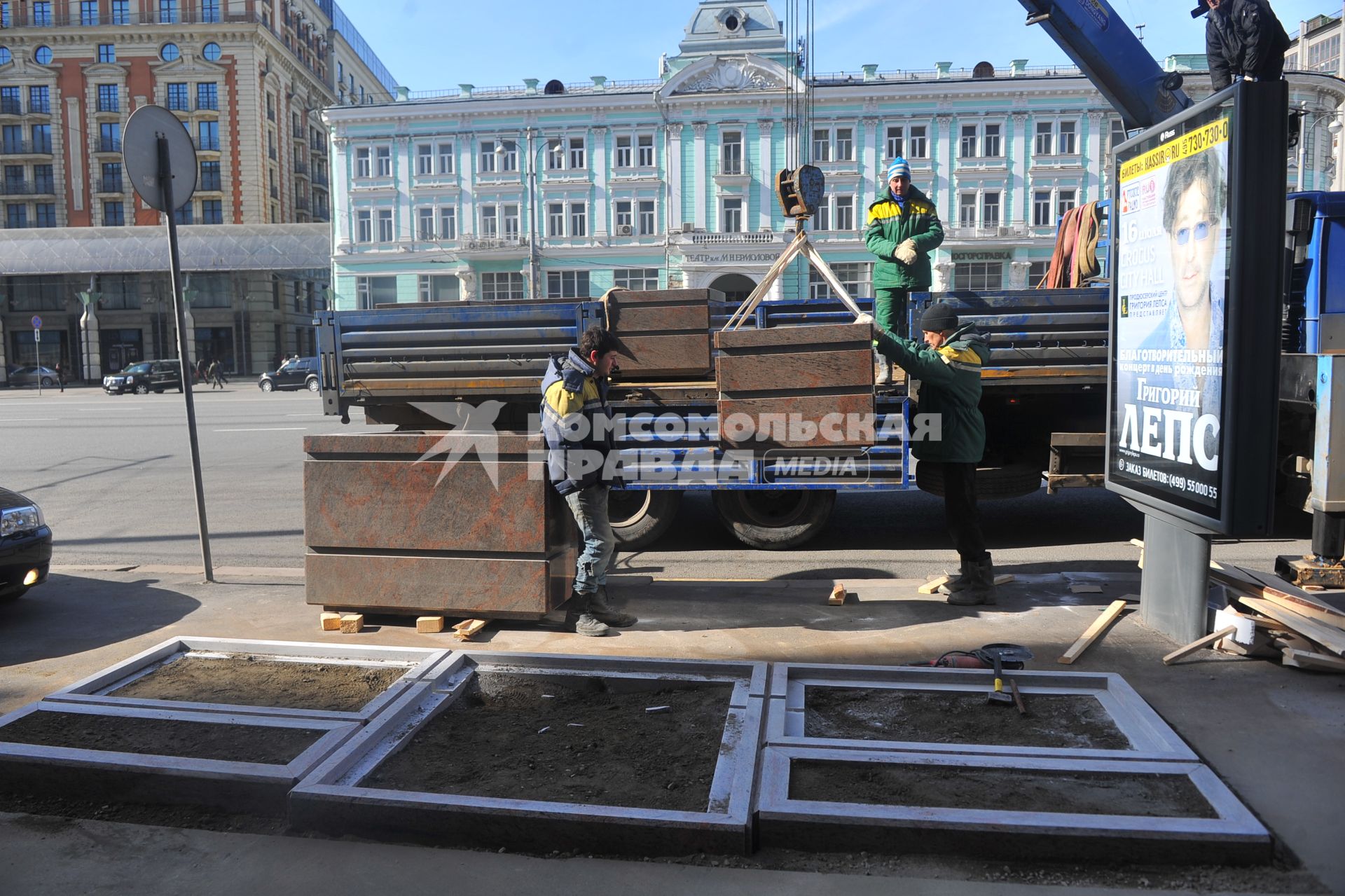 Работы по озеленению Тверской улицы. На снимке: установка клумб.