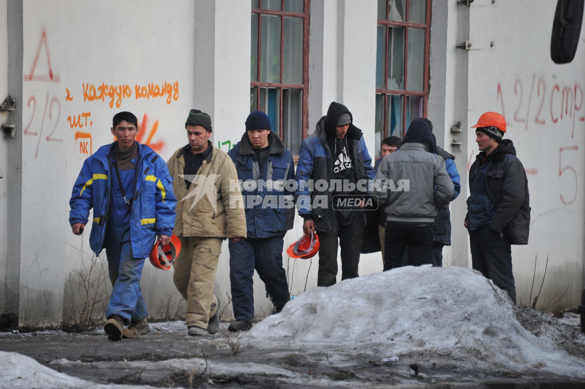 Гастарбайтеры на городской улице.