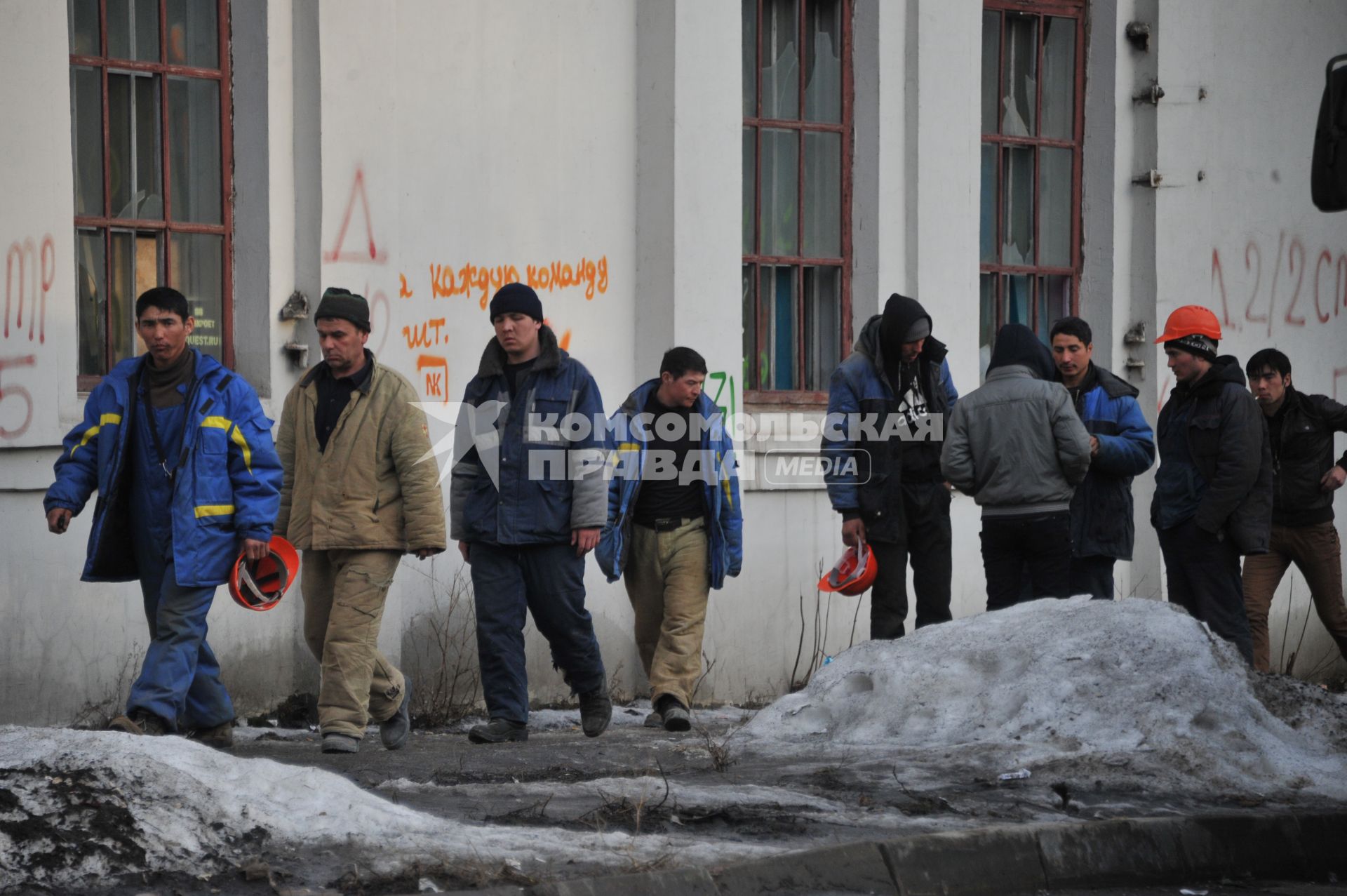 Гастарбайтеры на городской улице.