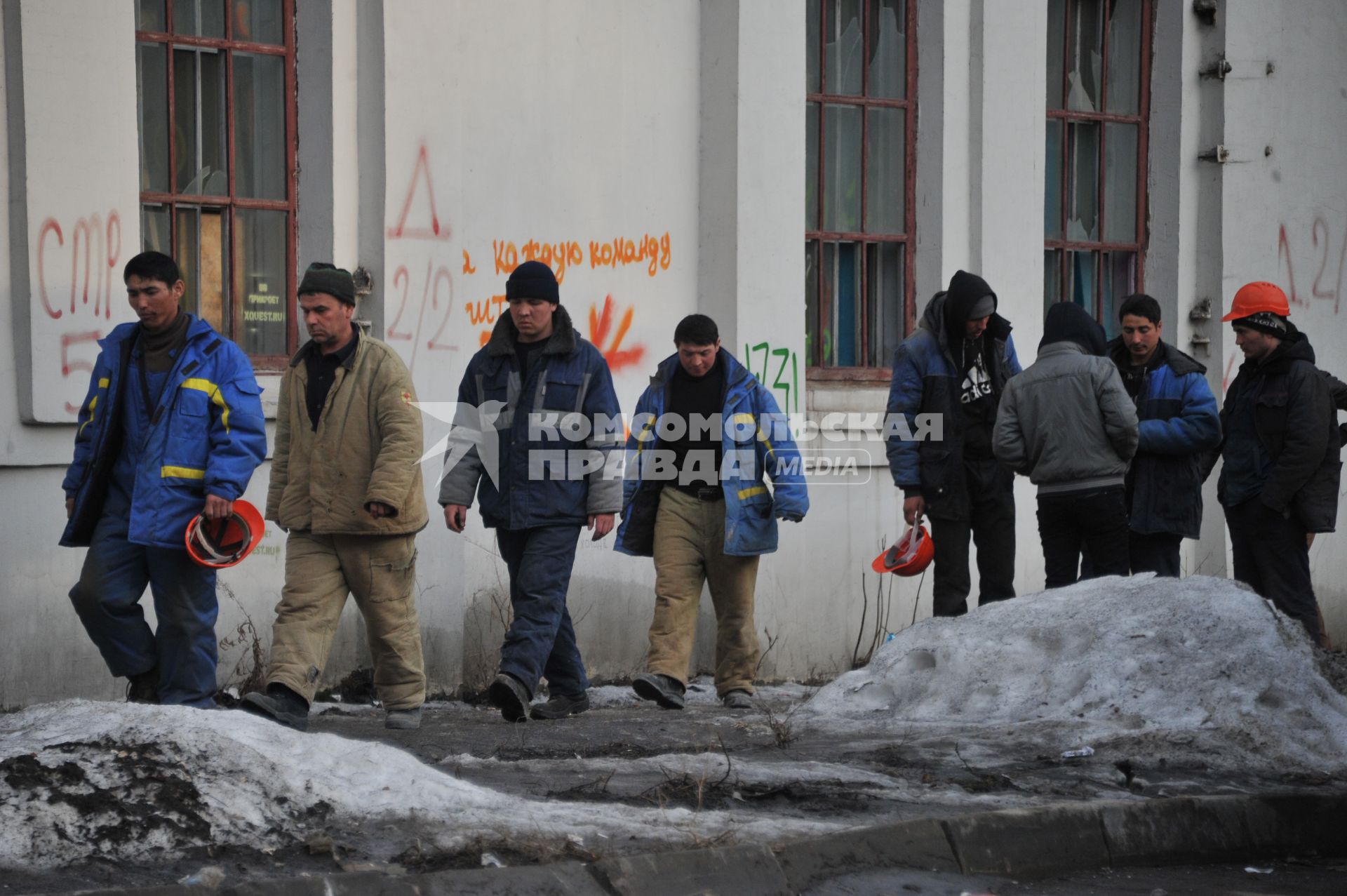 Гастарбайтеры на городской улице.