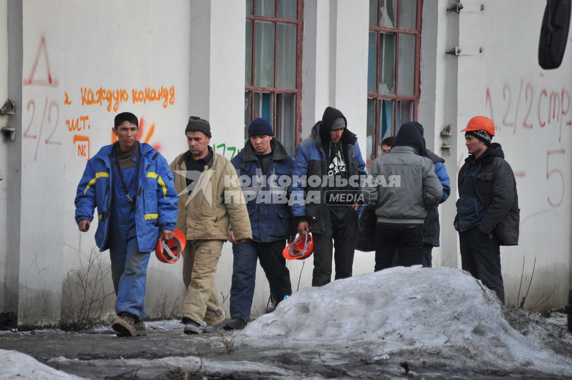 Гастарбайтеры на городской улице.