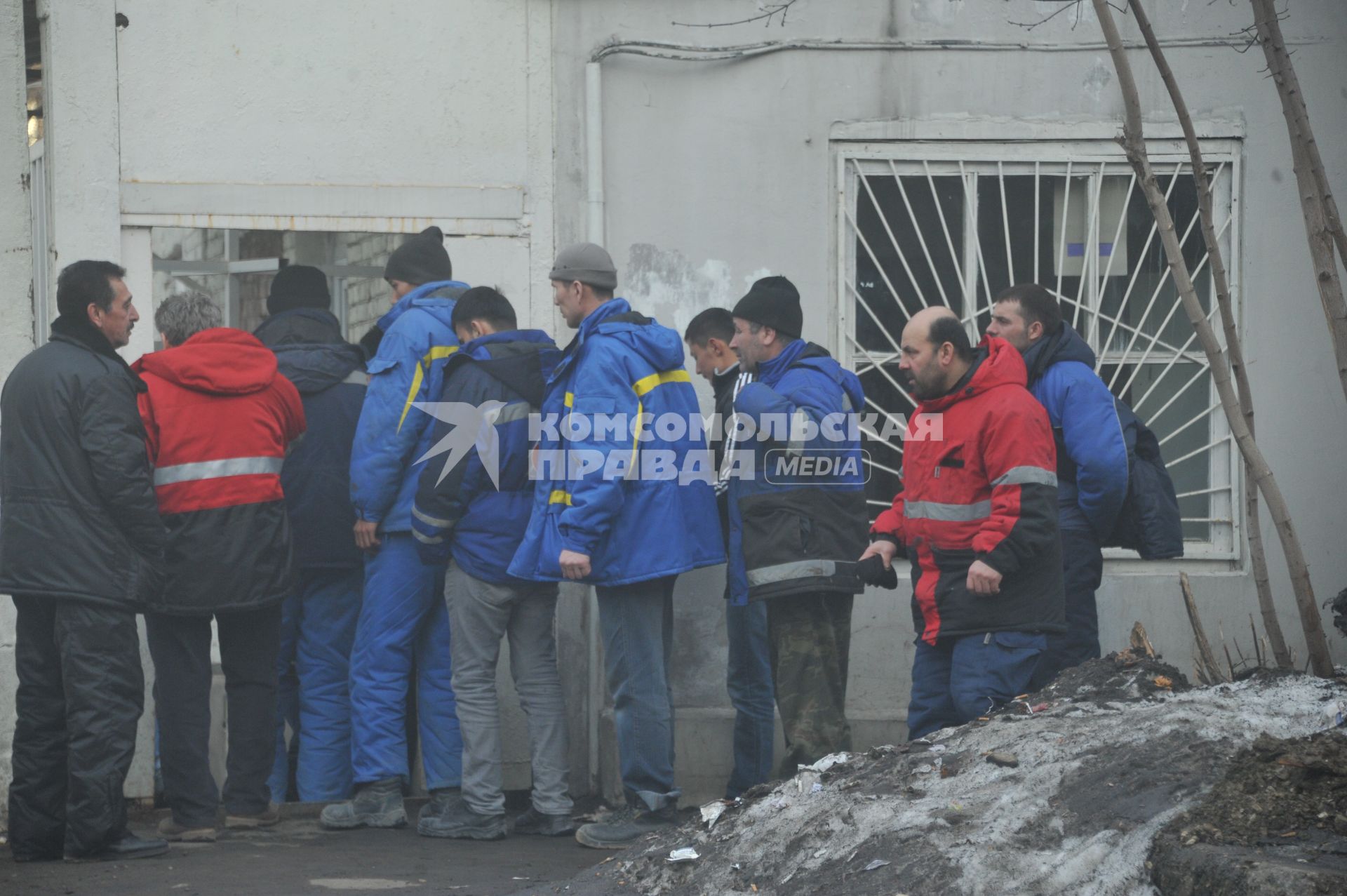 Гастарбайтеры на городской улице.