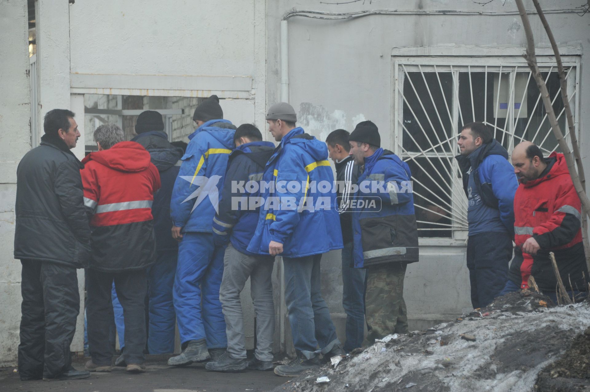 Гастарбайтеры на городской улице.