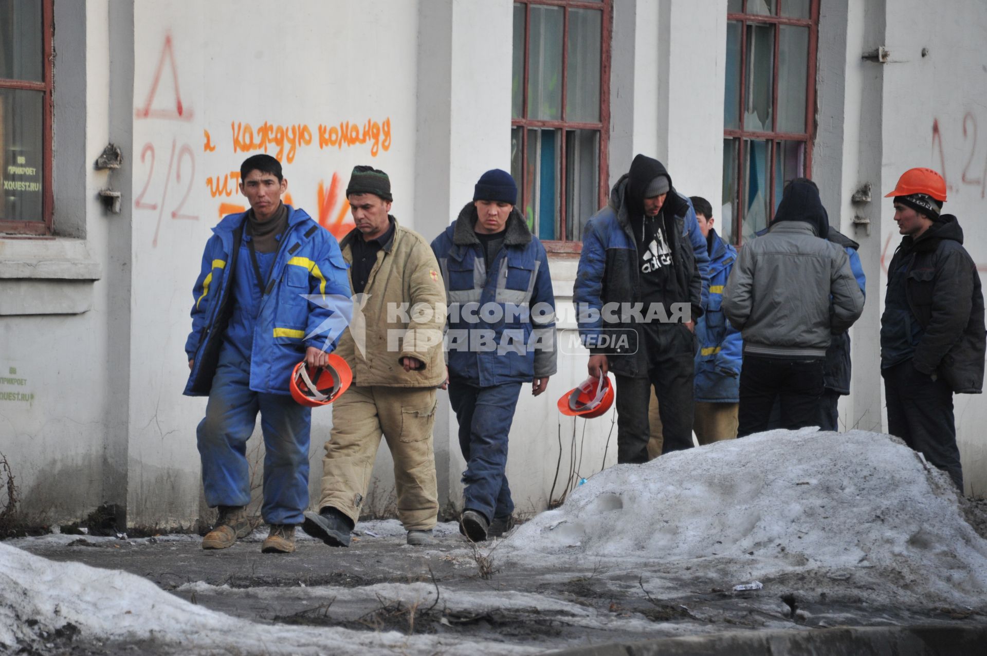 Гастарбайтеры на городской улице.