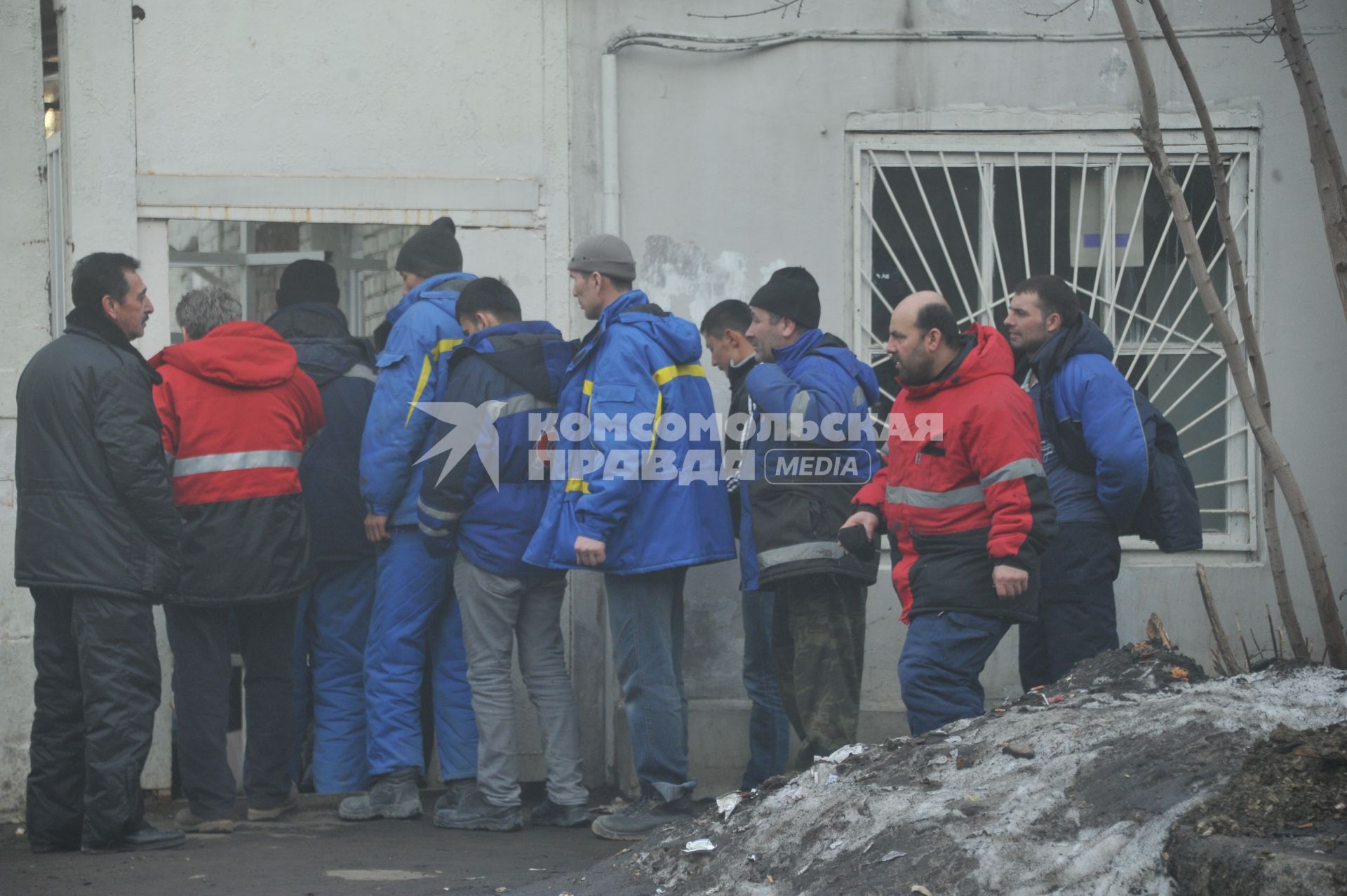 Гастарбайтеры на городской улице.