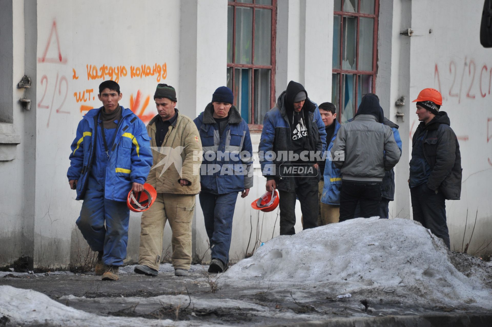 Гастарбайтеры на городской улице.