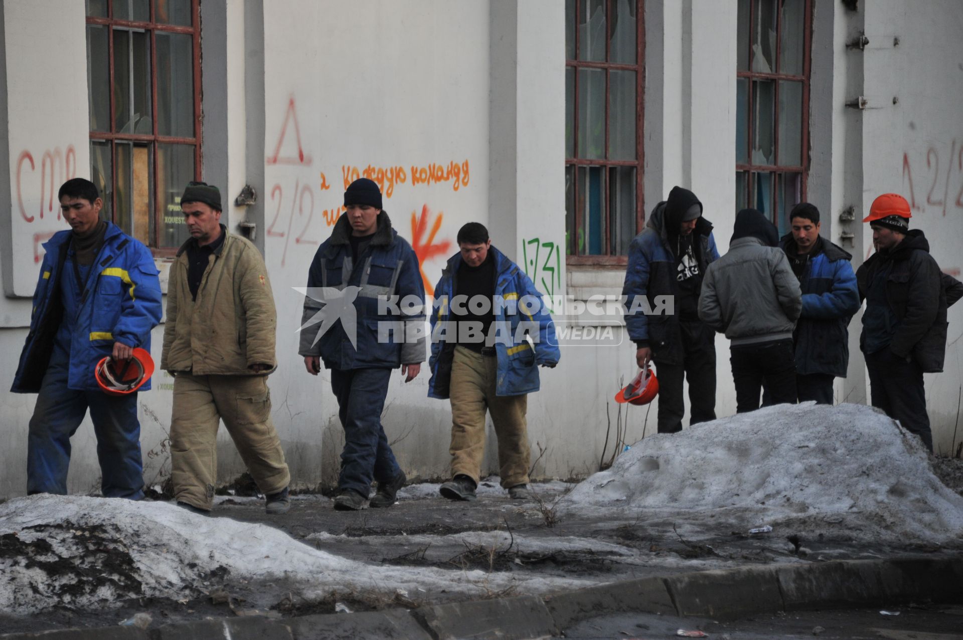 Гастарбайтеры на городской улице.