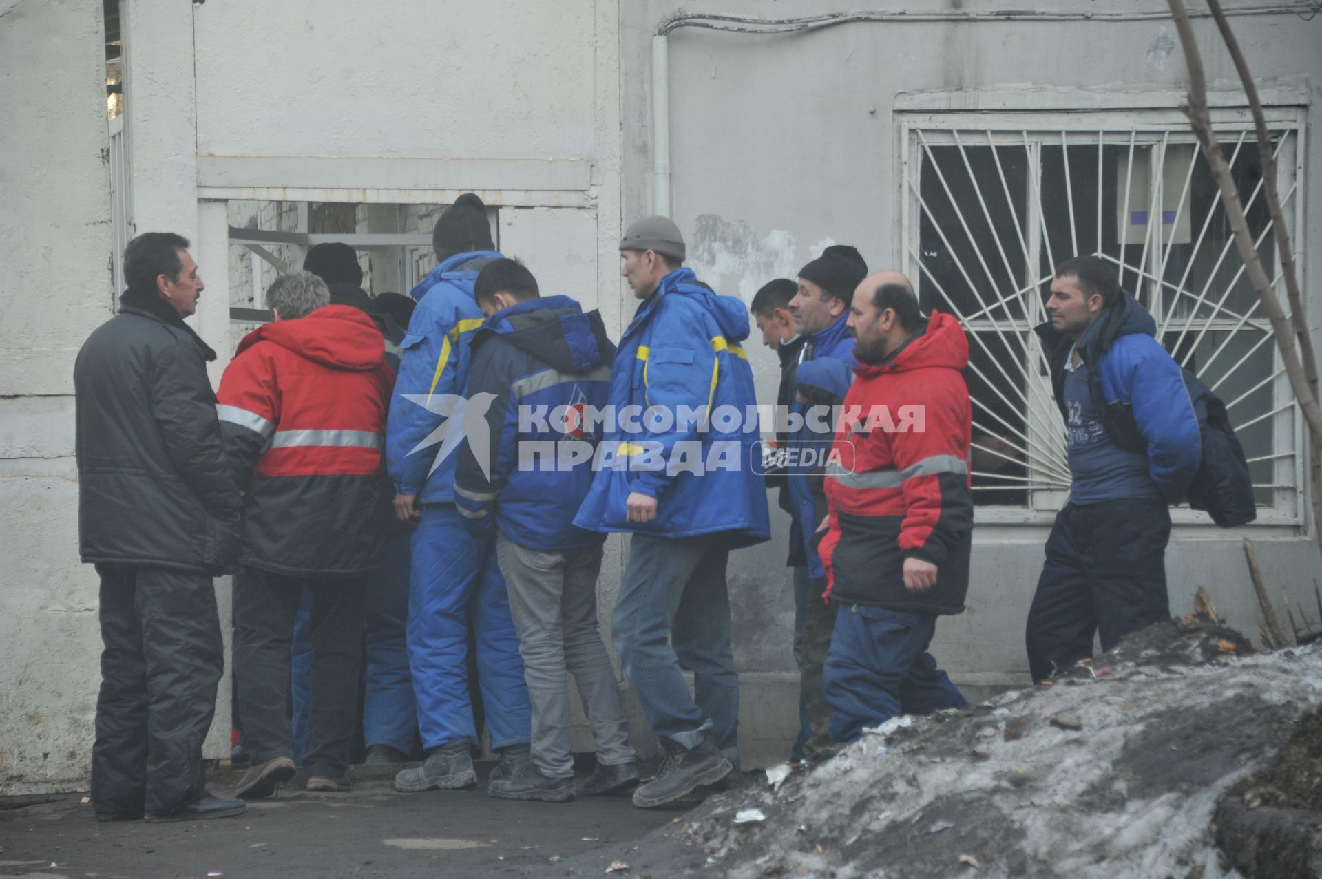 Гастарбайтеры на городской улице.